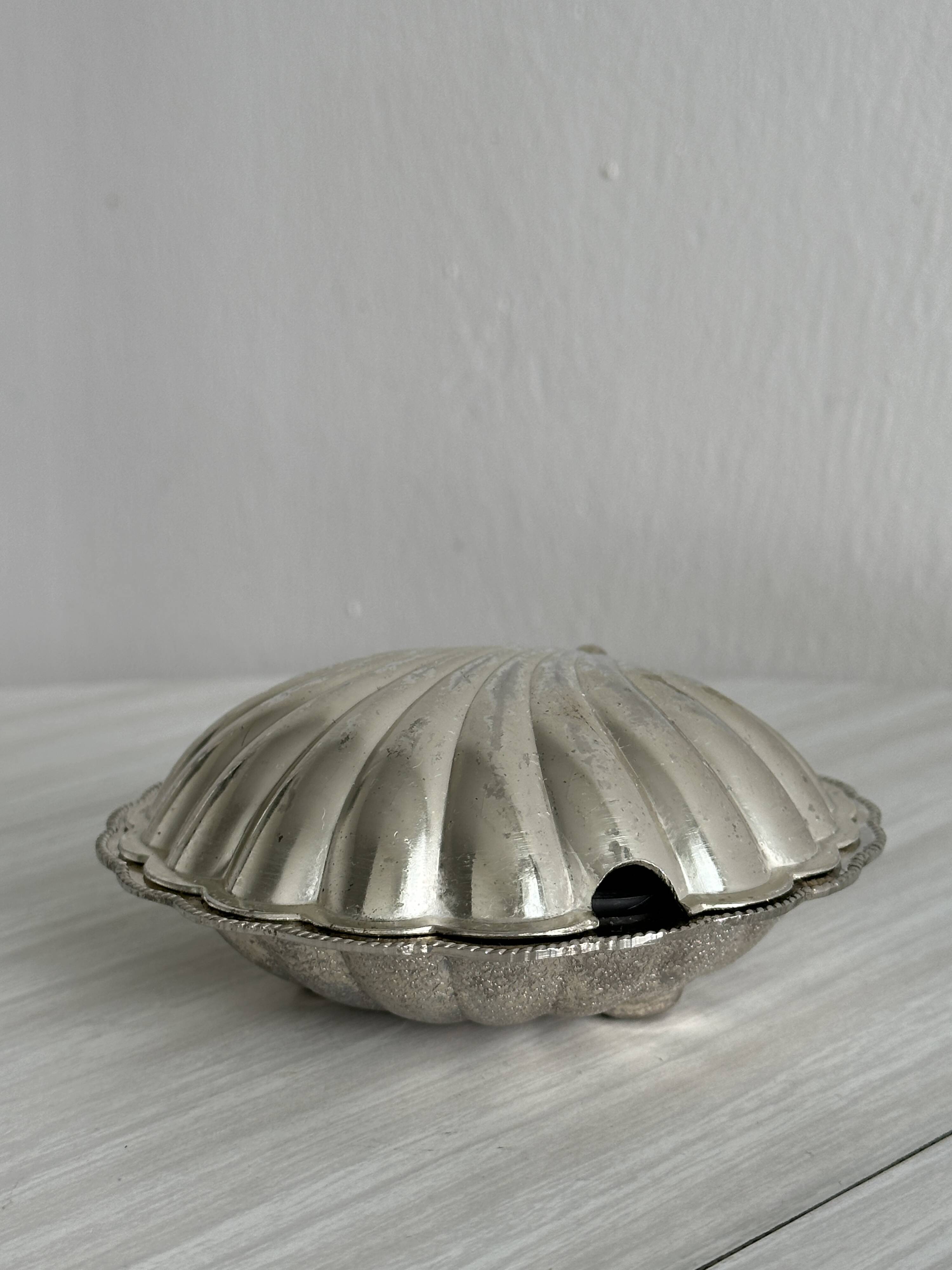 Silver-plated metal shell-shaped butter dish
