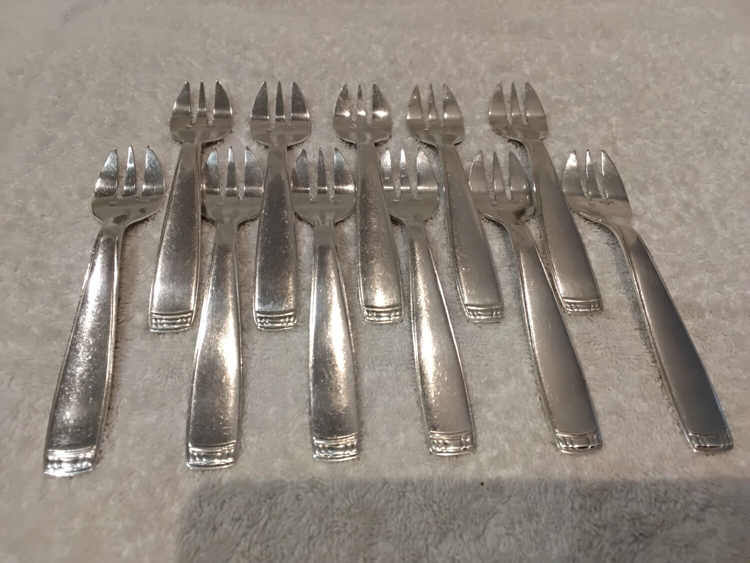 11 silver-plated oyster forks by Ercuis silversmiths, Chaumont pattern