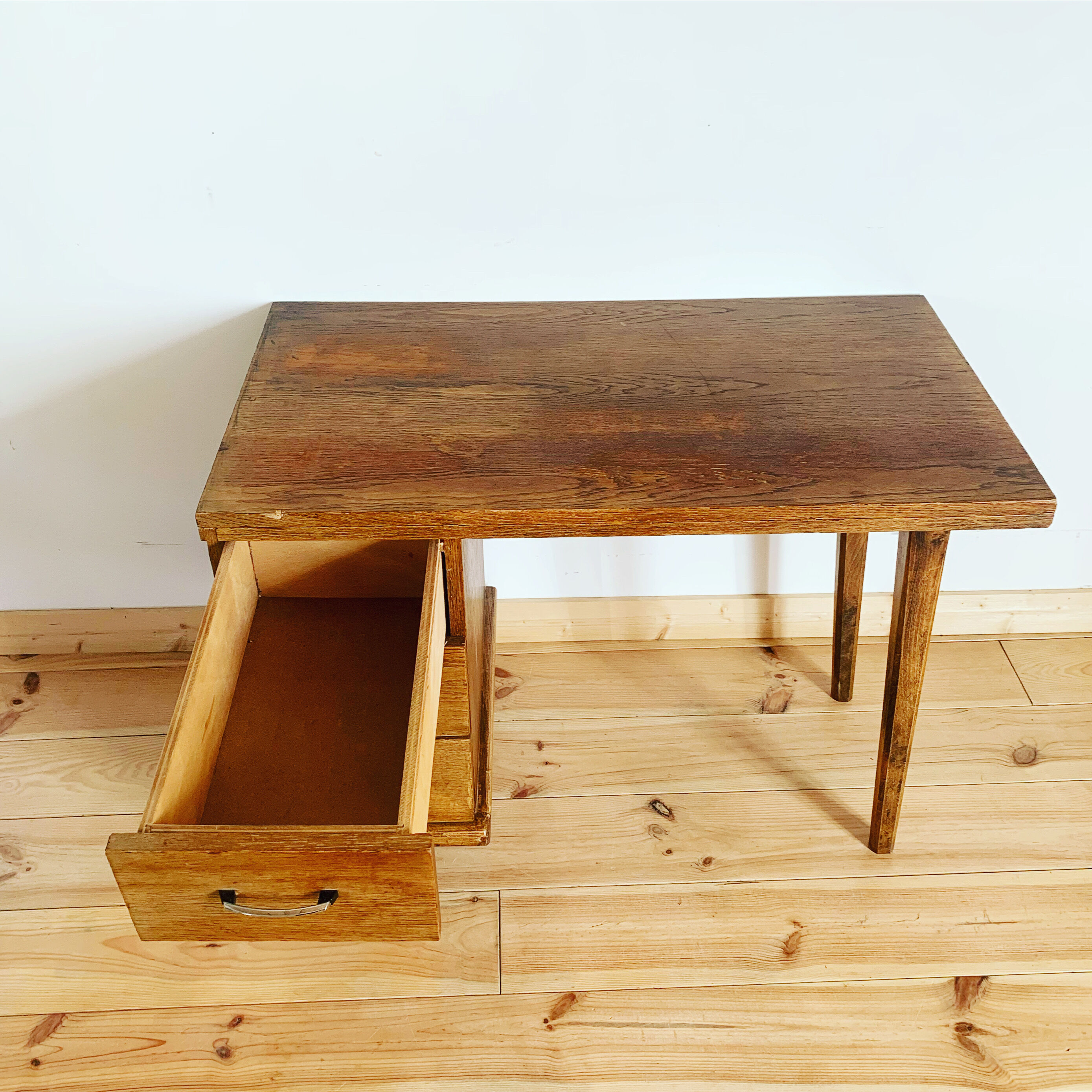 Asymmetrical vintage desk