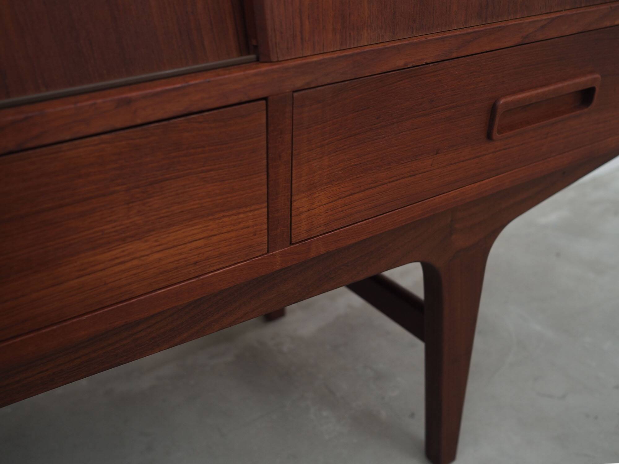 Buffet haut en teck, design danois, années 1960, designer : Børge Seindal, fabricant