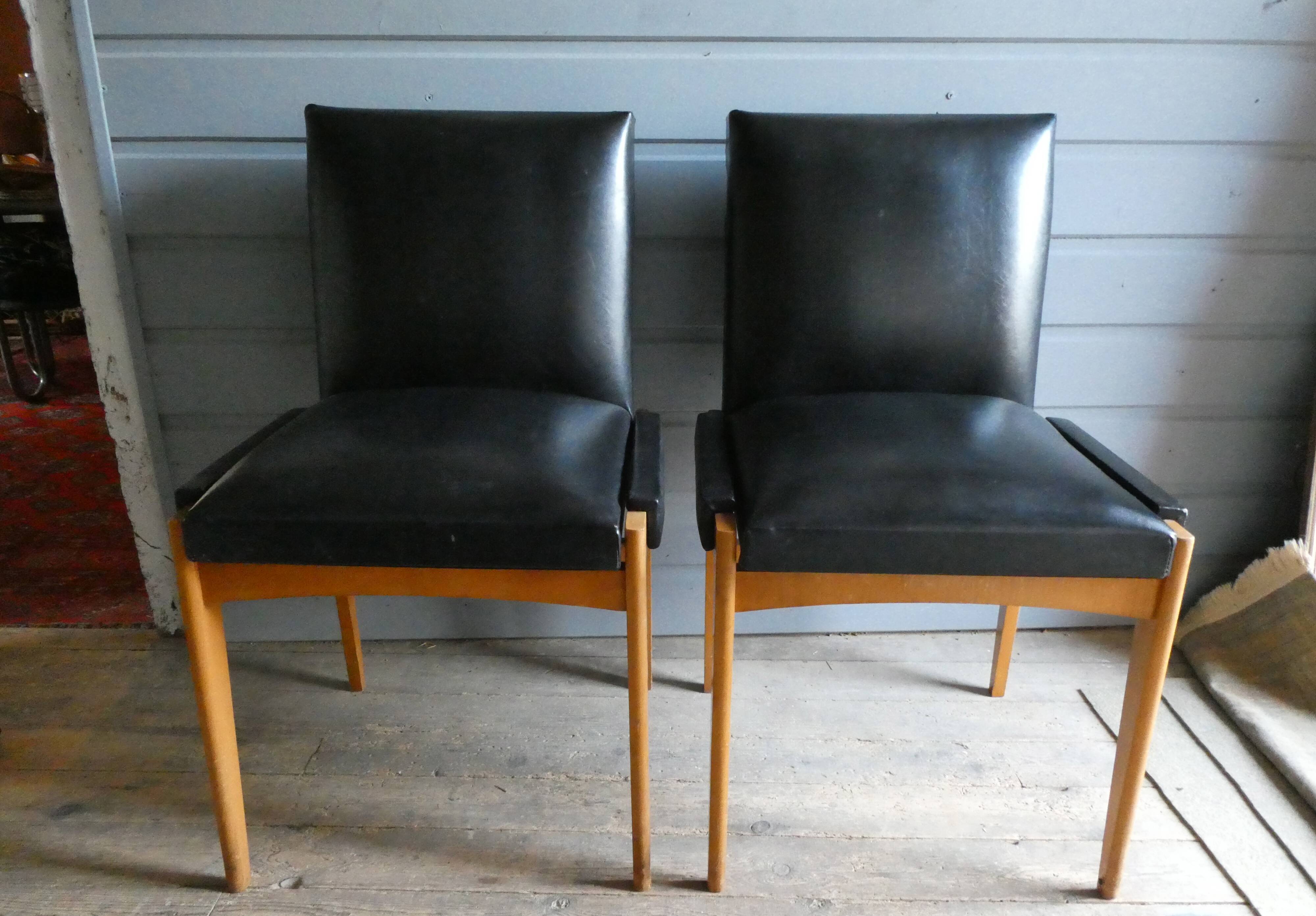 Paire de fauteuils à système en skaï noir, années 50
