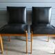 Paire de fauteuils à système en skaï noir, années 50
