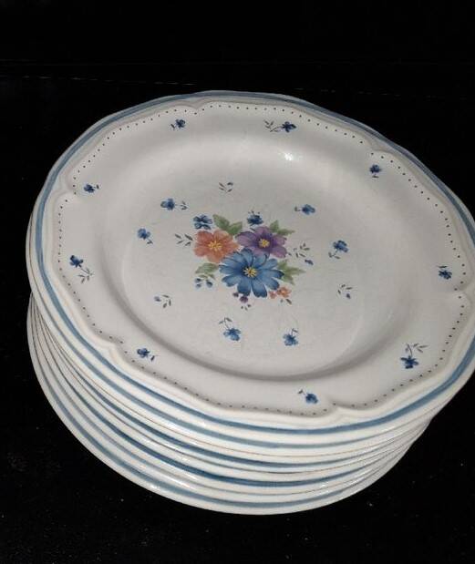 Lot 8 dessert plates provincial model bouquet 1980s