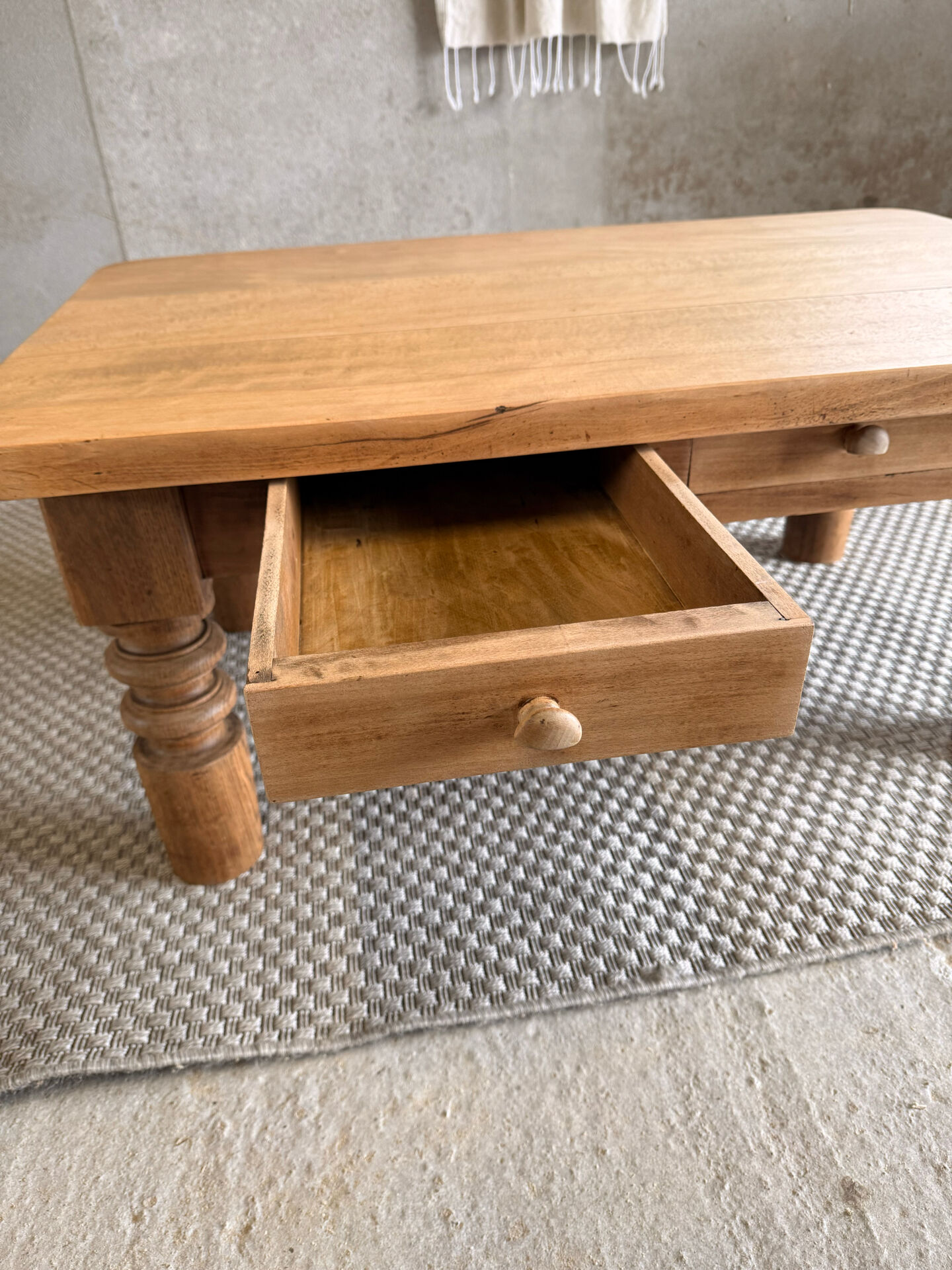 Antique solid wood coffee table – 2 drawers – turned legs