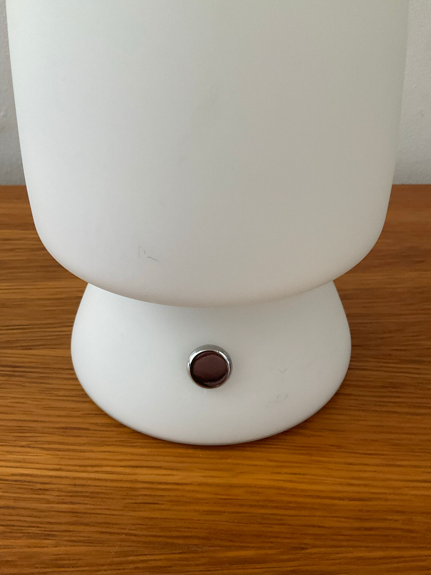 Small touch lamp in opaline from the 1980s.