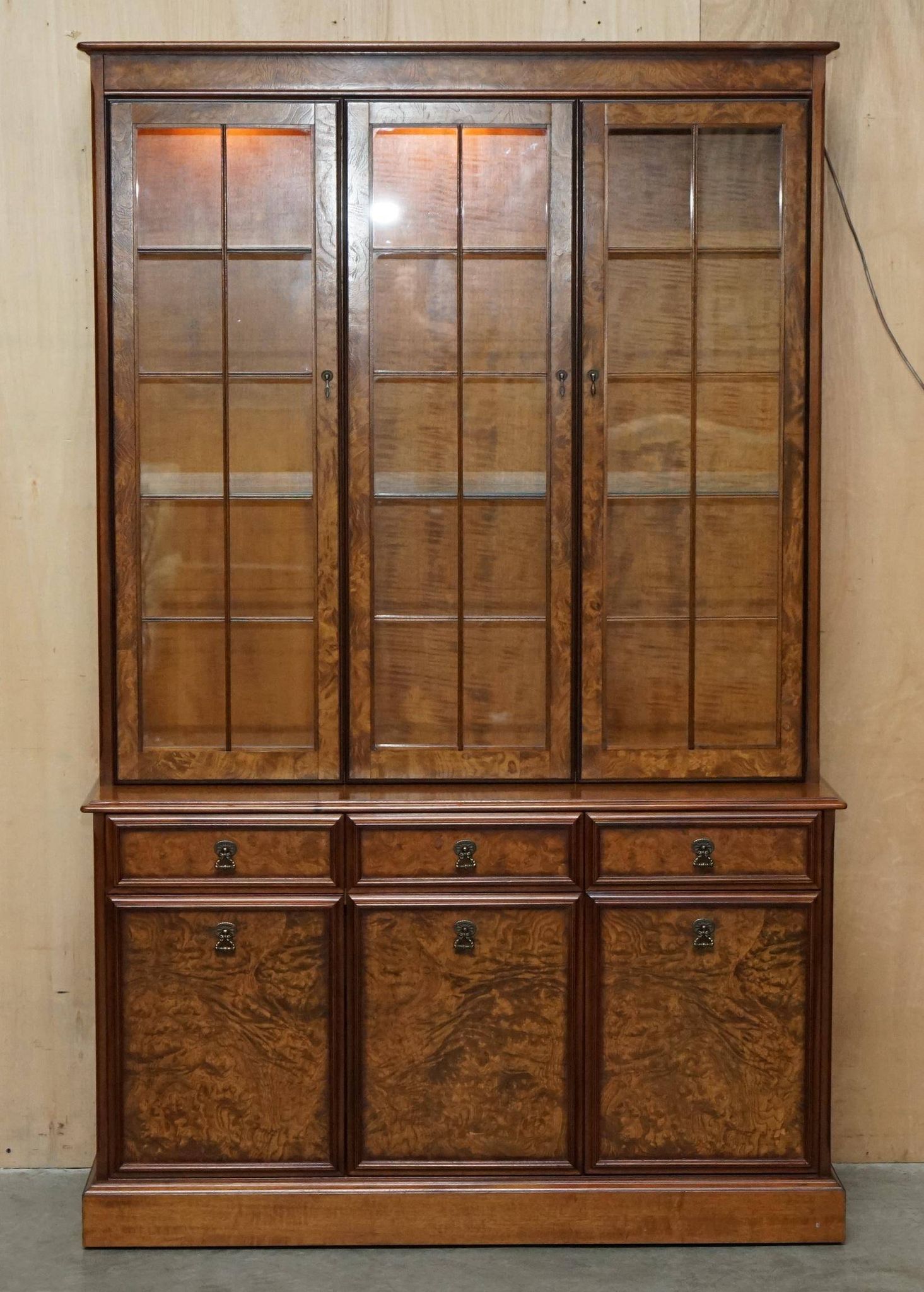 Buffet vintage en noyer burr avec vitres et éclairage, style Art Deco