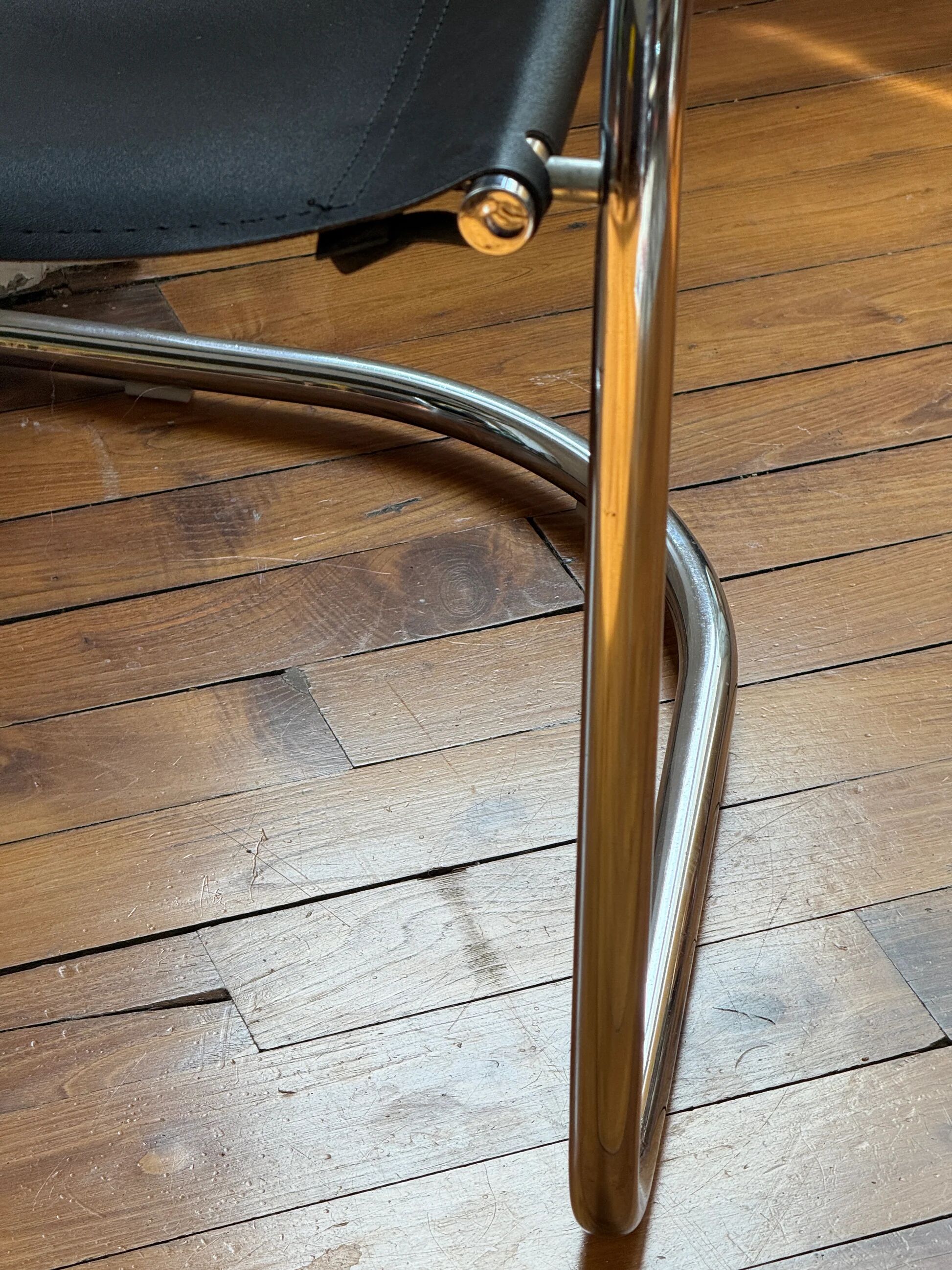 Cantilever chair style Marcel Breuer
