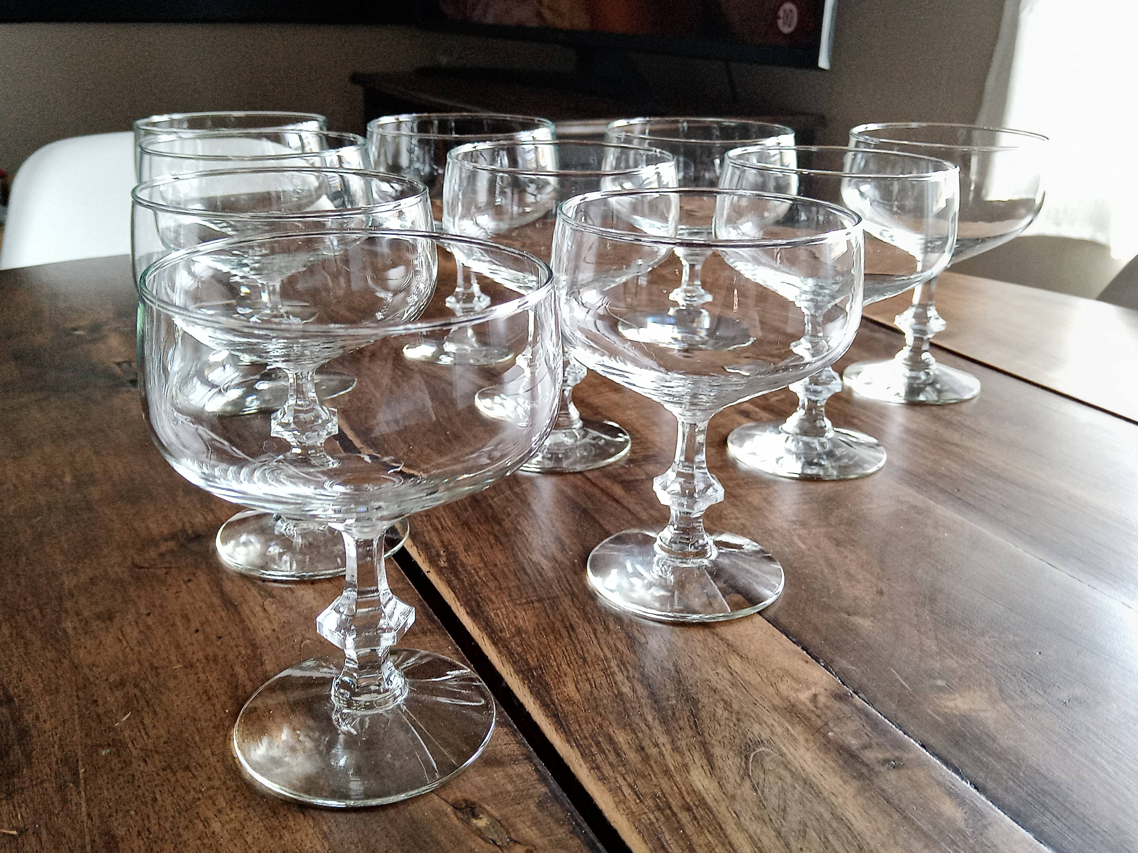 Lot de 10 coupes à champagne vintage en verre pied ciselé