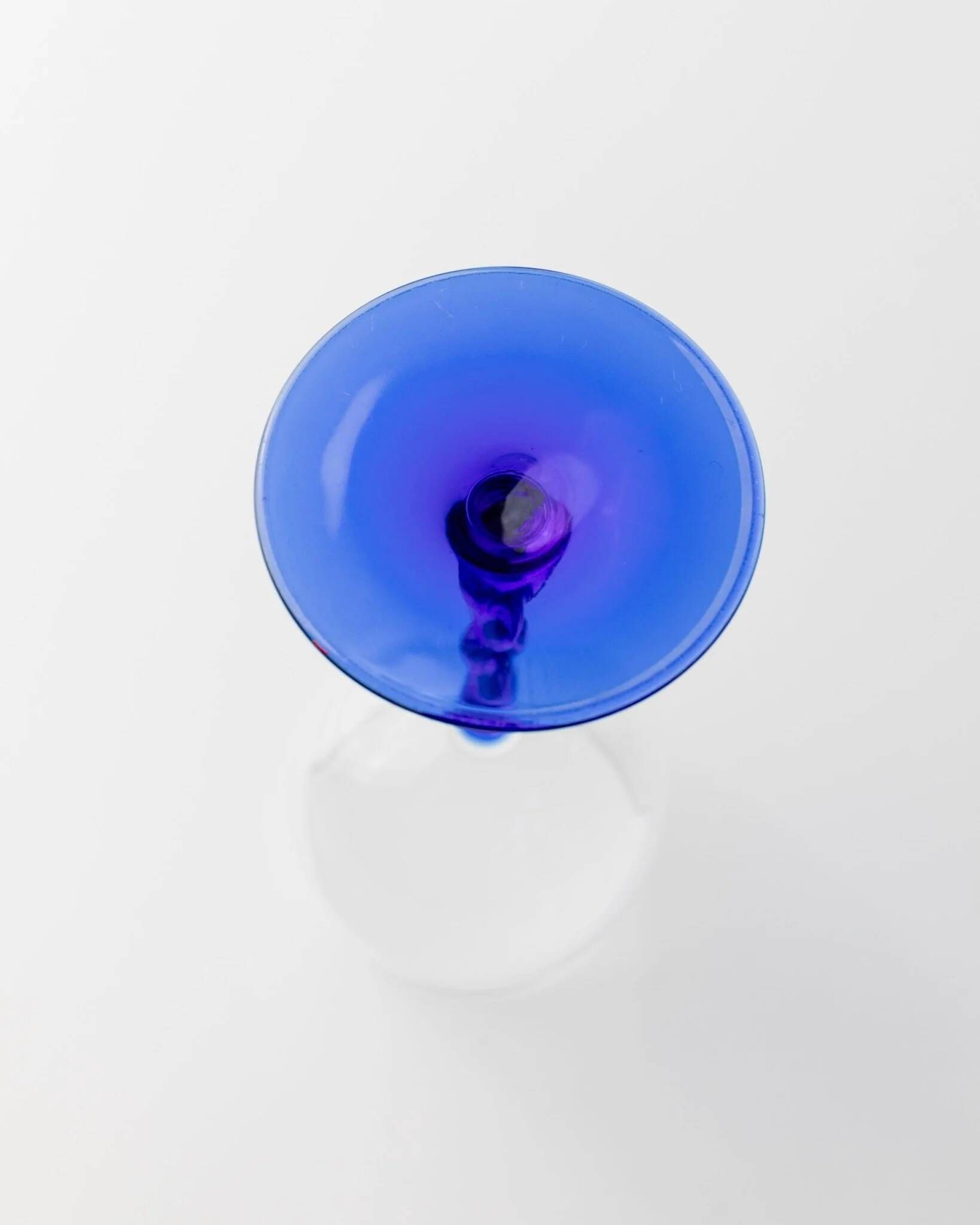 Six cobalt blue Murano glass wine glasses with twisted stems, 1970s Italy, elegant clear bowls