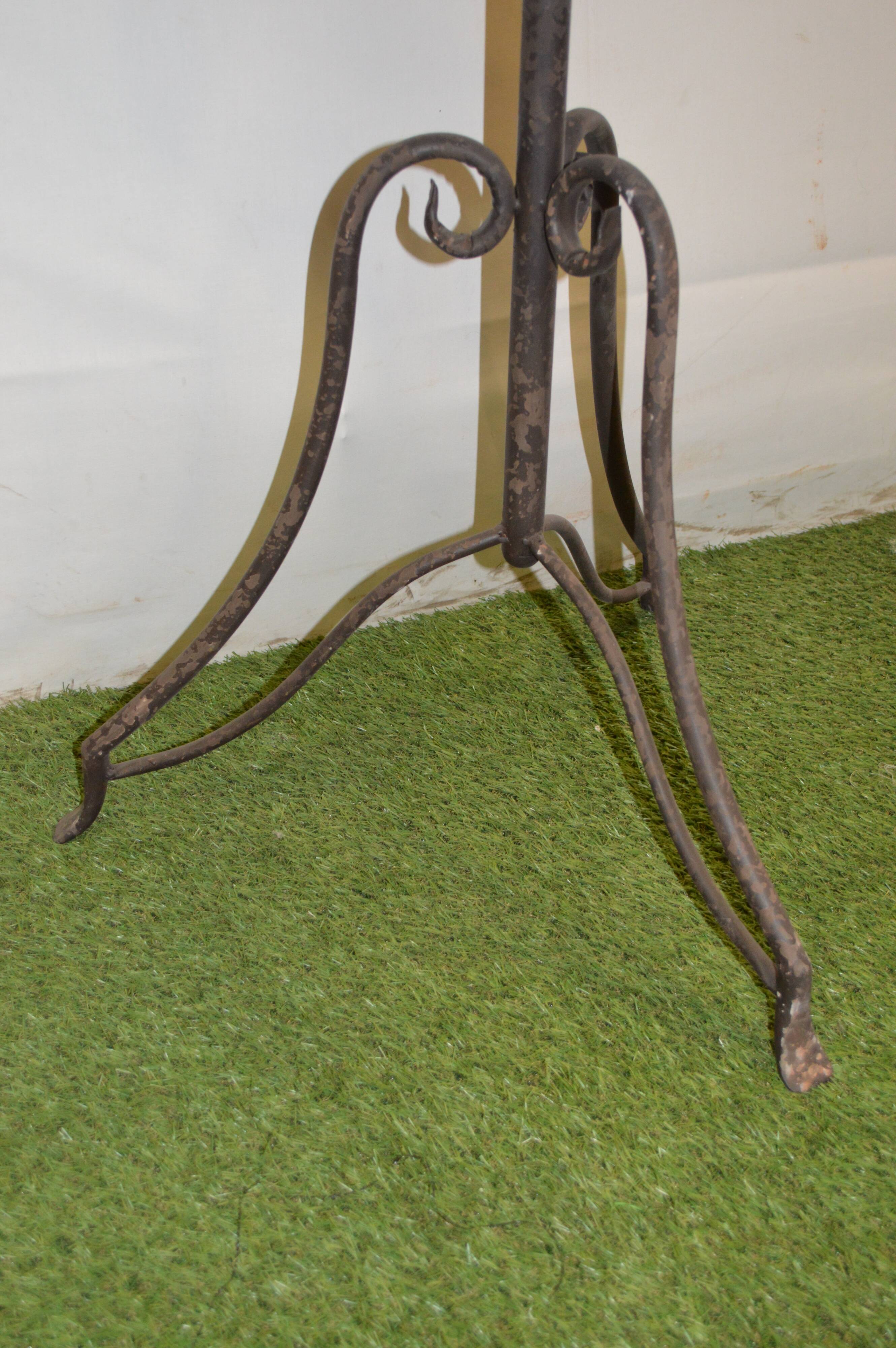 Clover-shaped iron table