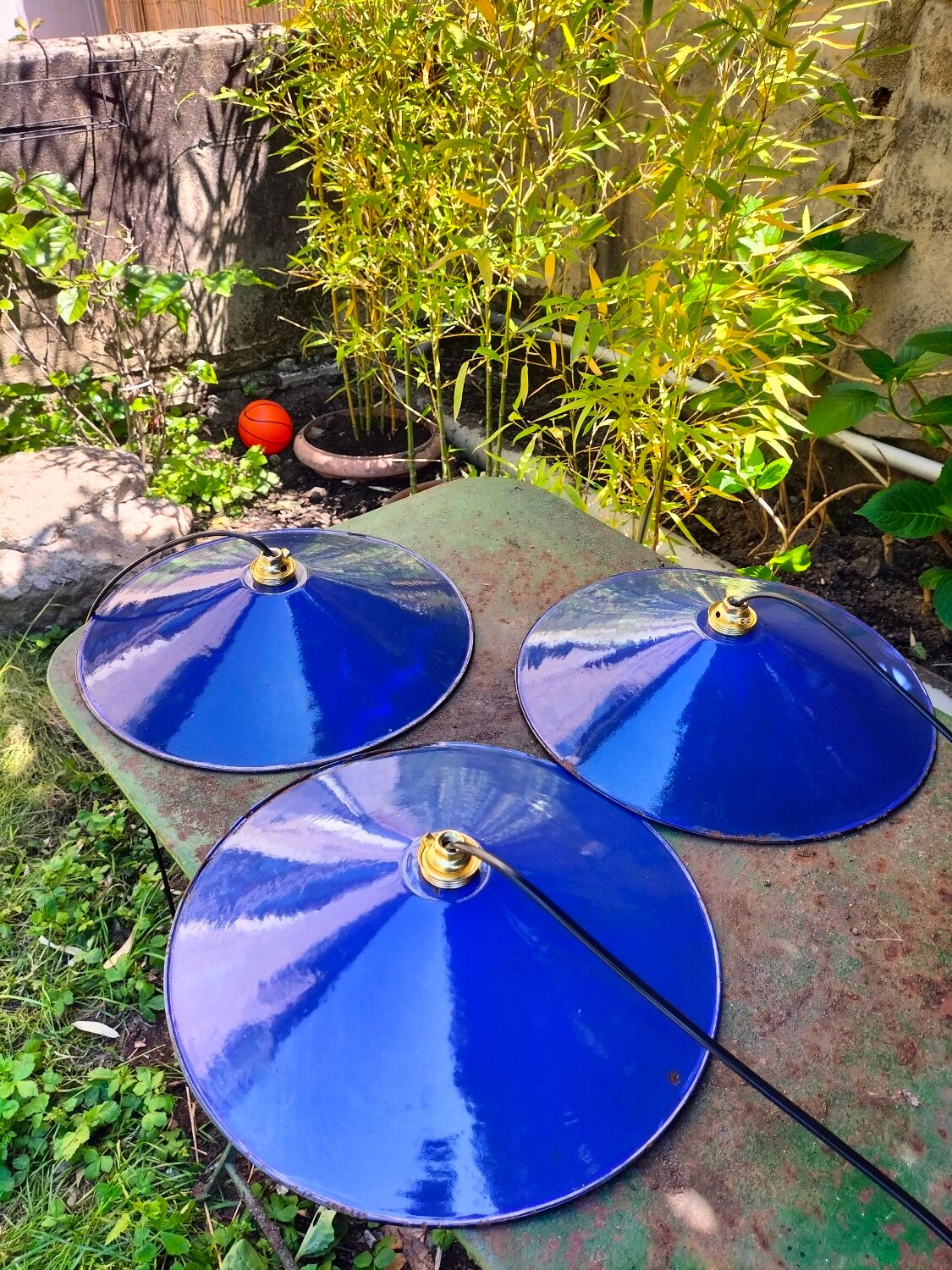 Suspensions in blue enamelled sheets