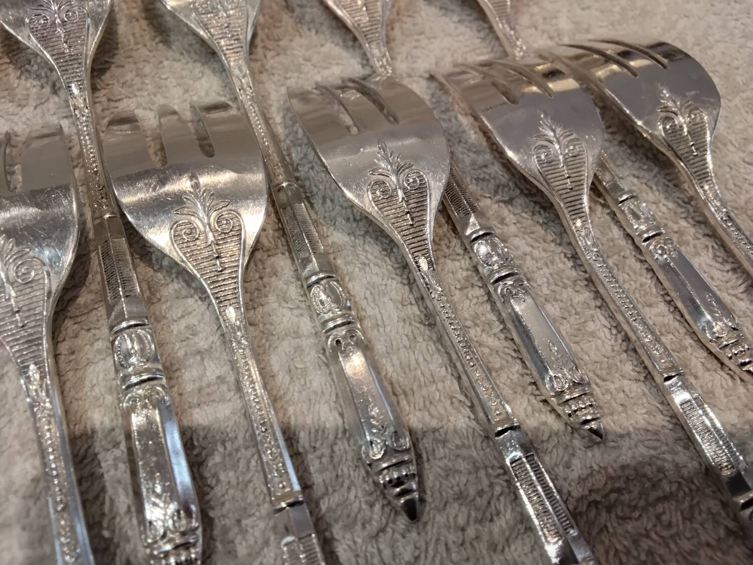 12 silver-plated metal cake forks, Ercuis Russian model.