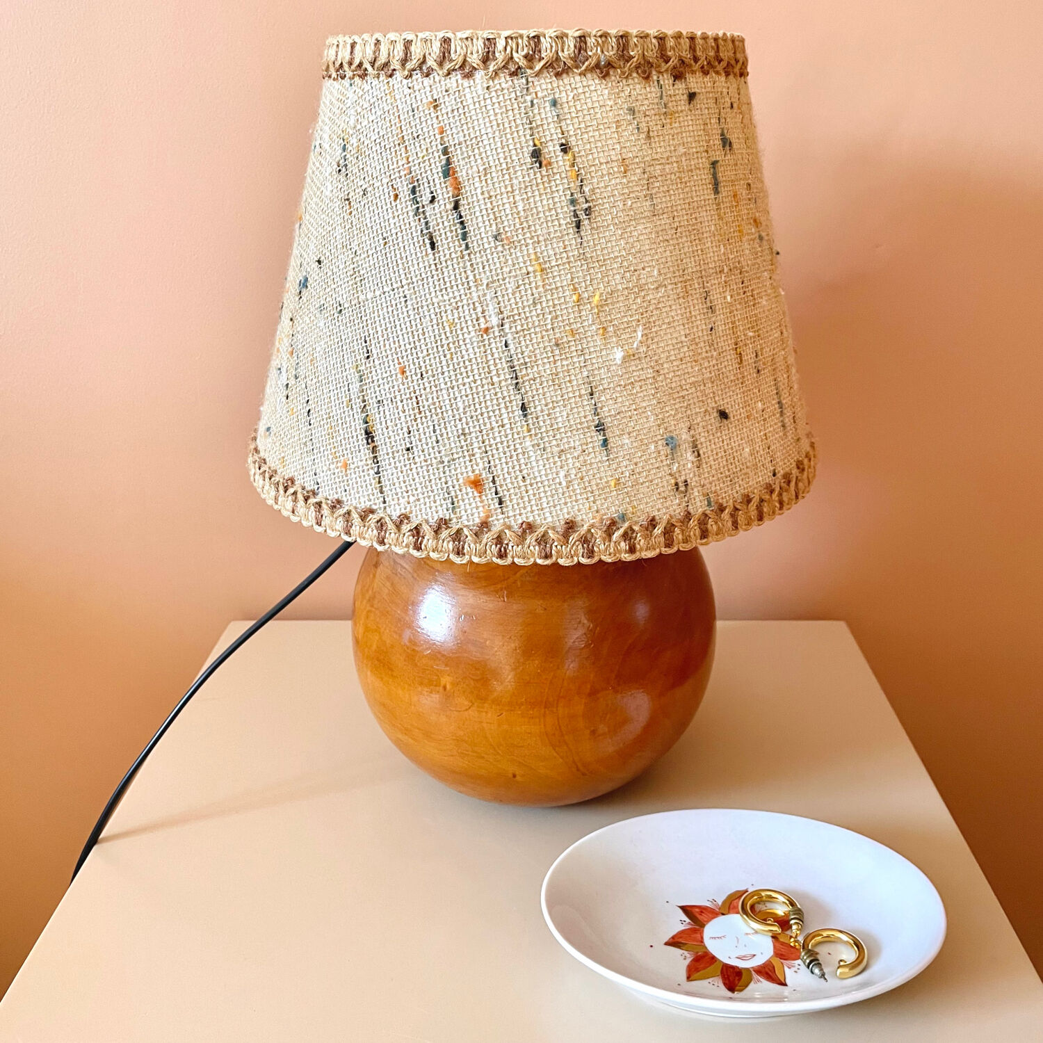 Wooden ball foot lamp
