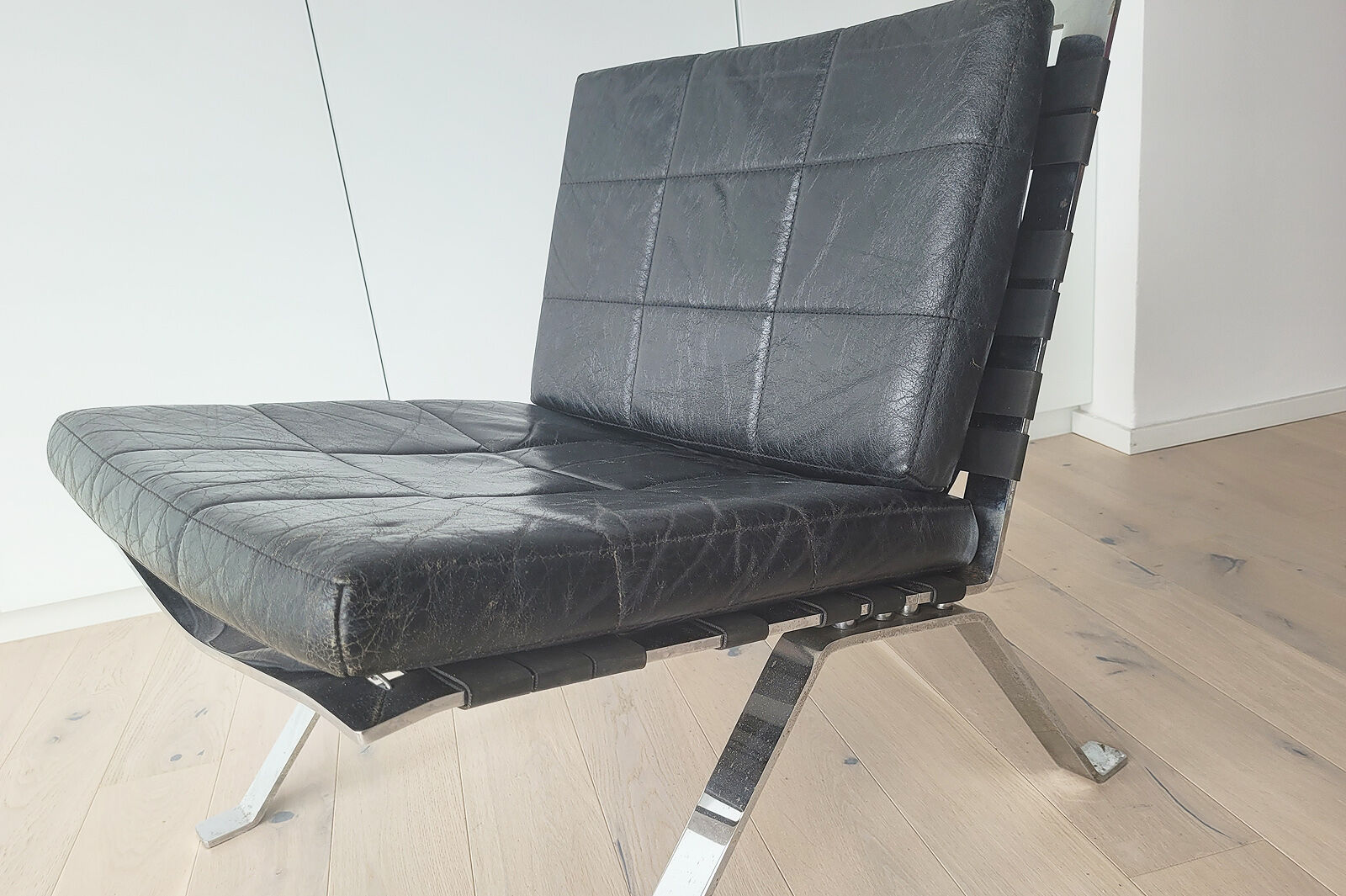 Pair of black leather loung chairs by Hans Eichenberger for Girsberger