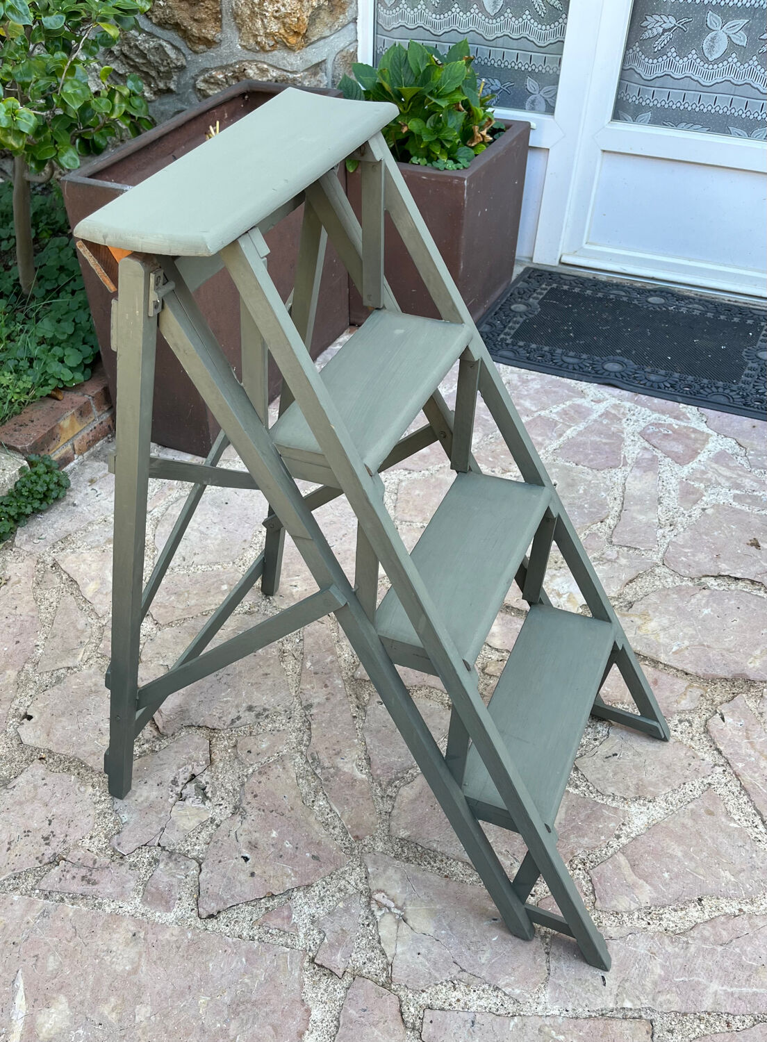 Wooden painter's stepladder