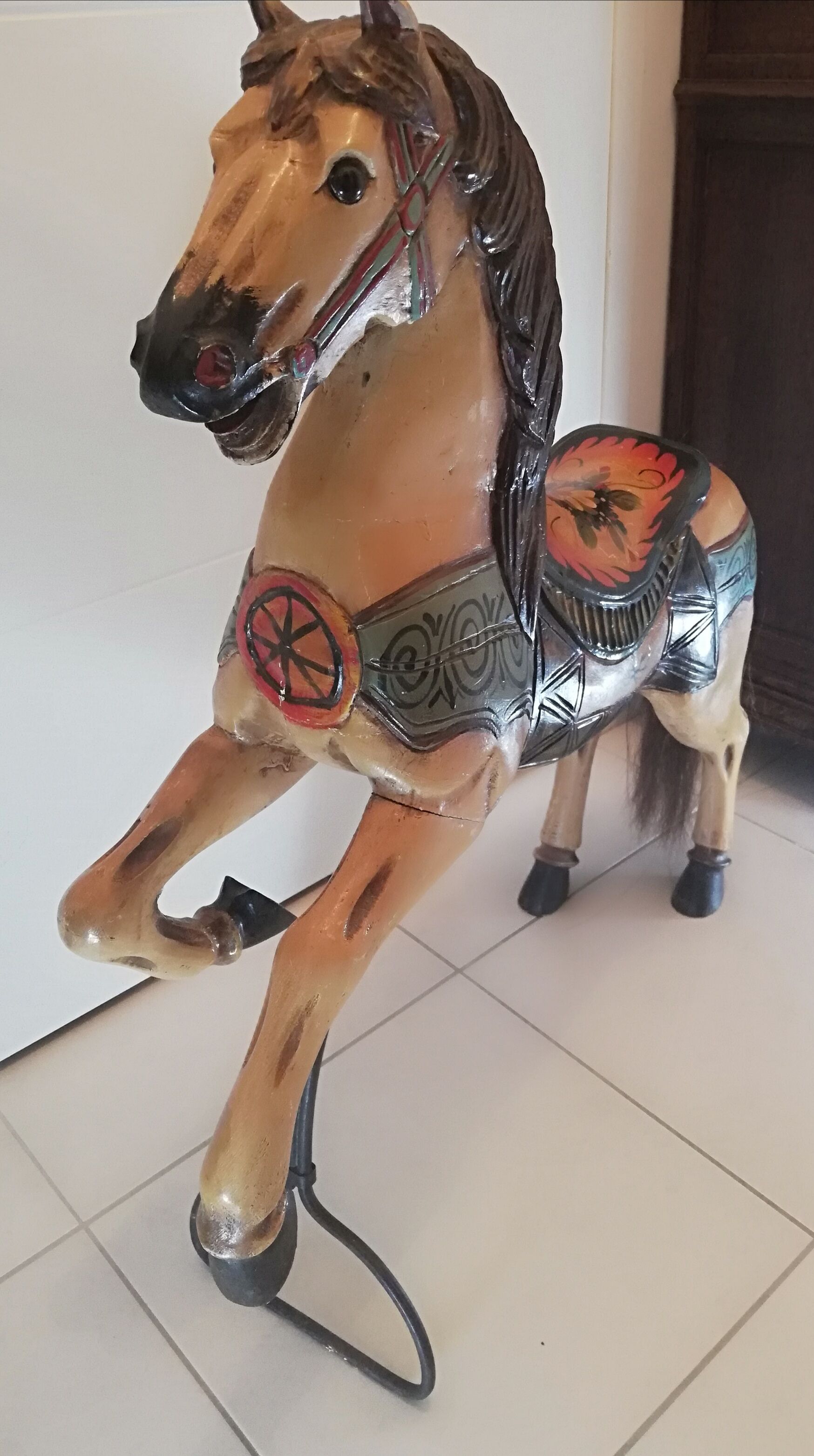 Cheval cabré de manège ou de carrousel forain en bois
