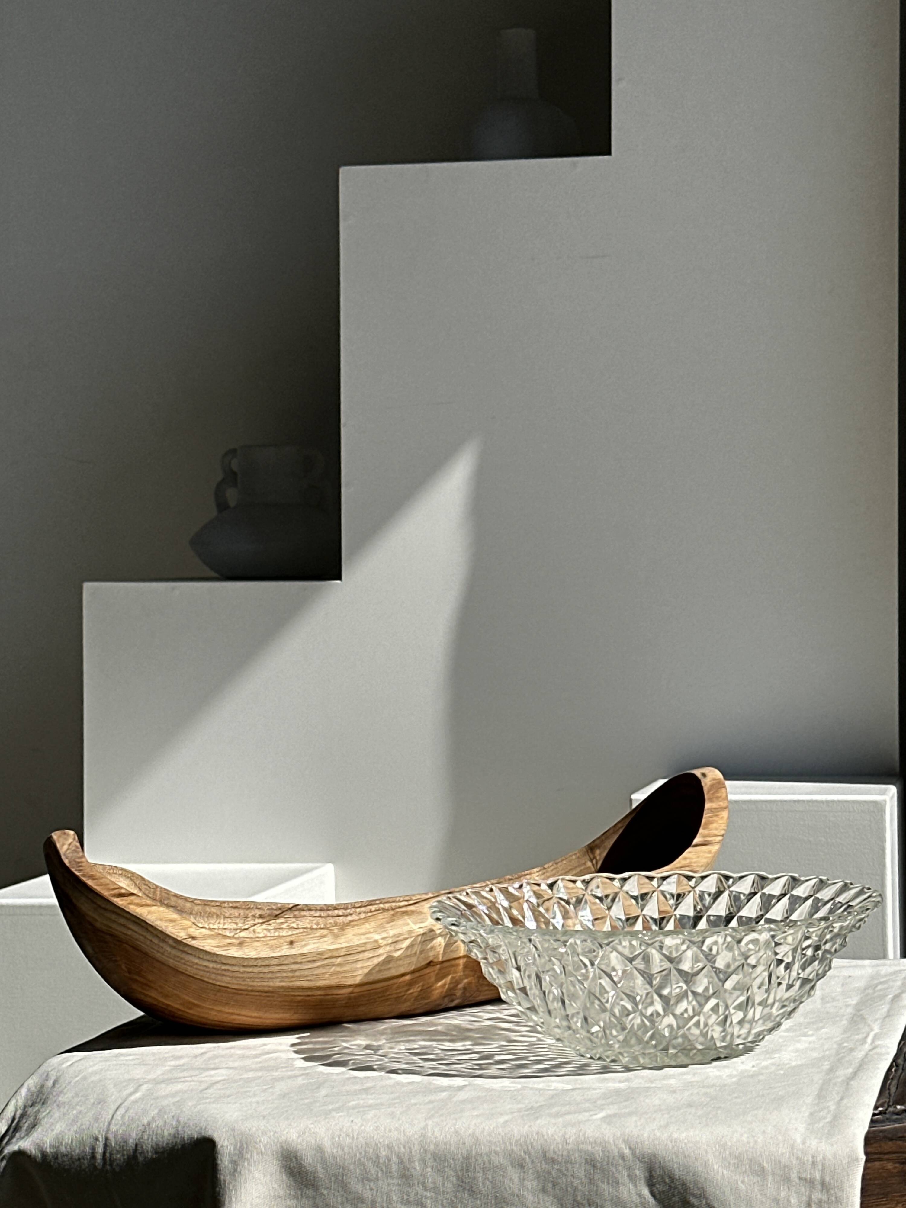 Large classic diamond-tipped glass salad bowl