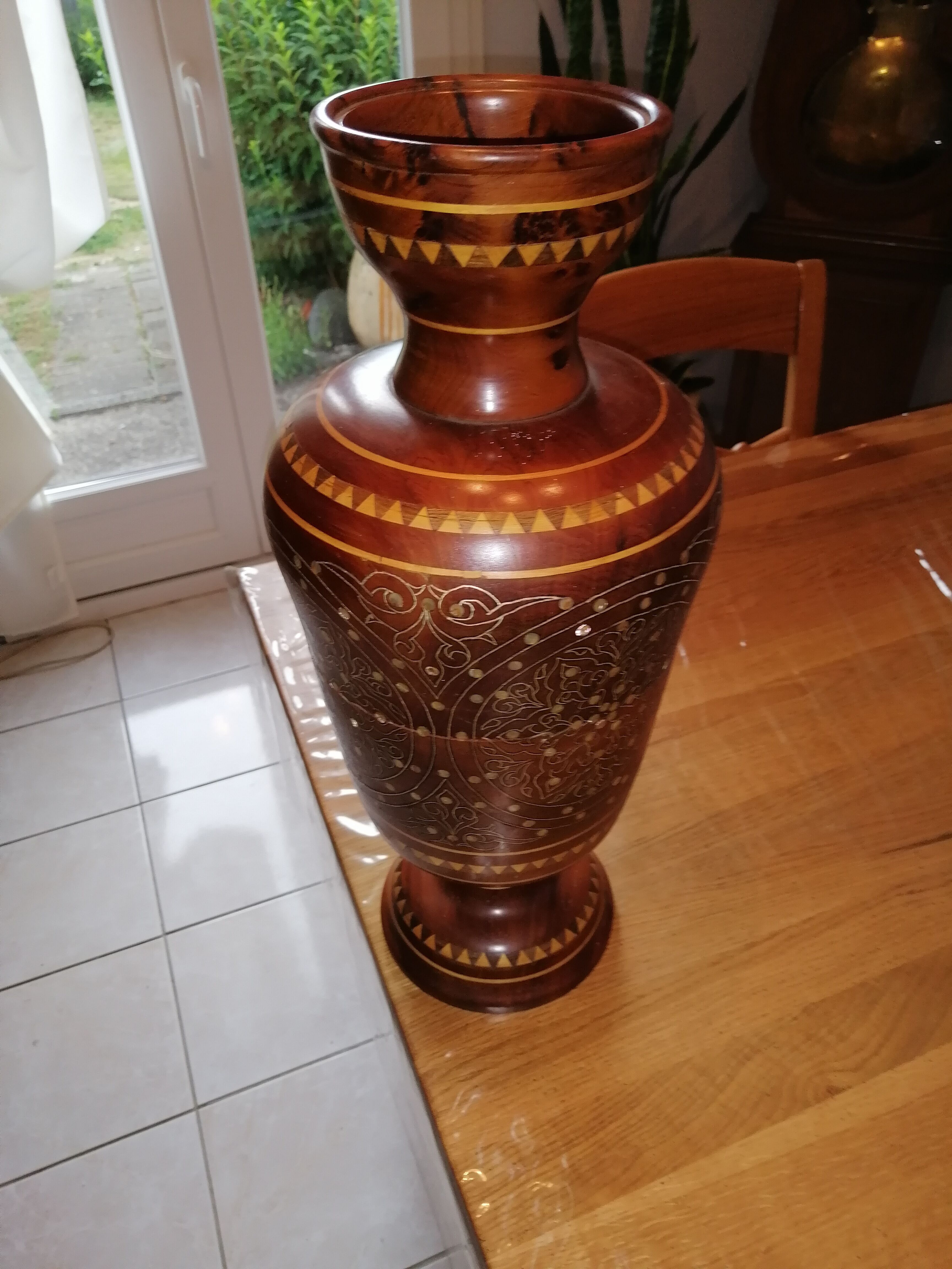 Vase en bois laqué et décoré