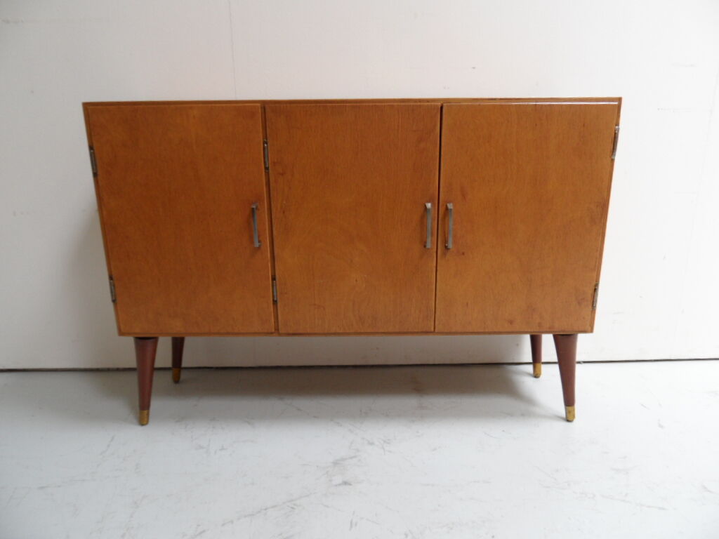 Buffet vintage avec 3 portes.