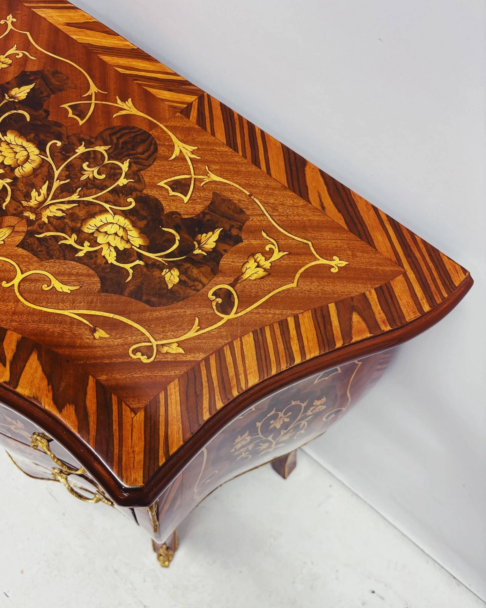 Marquetry chest of drawers with inlay in Louis XV style