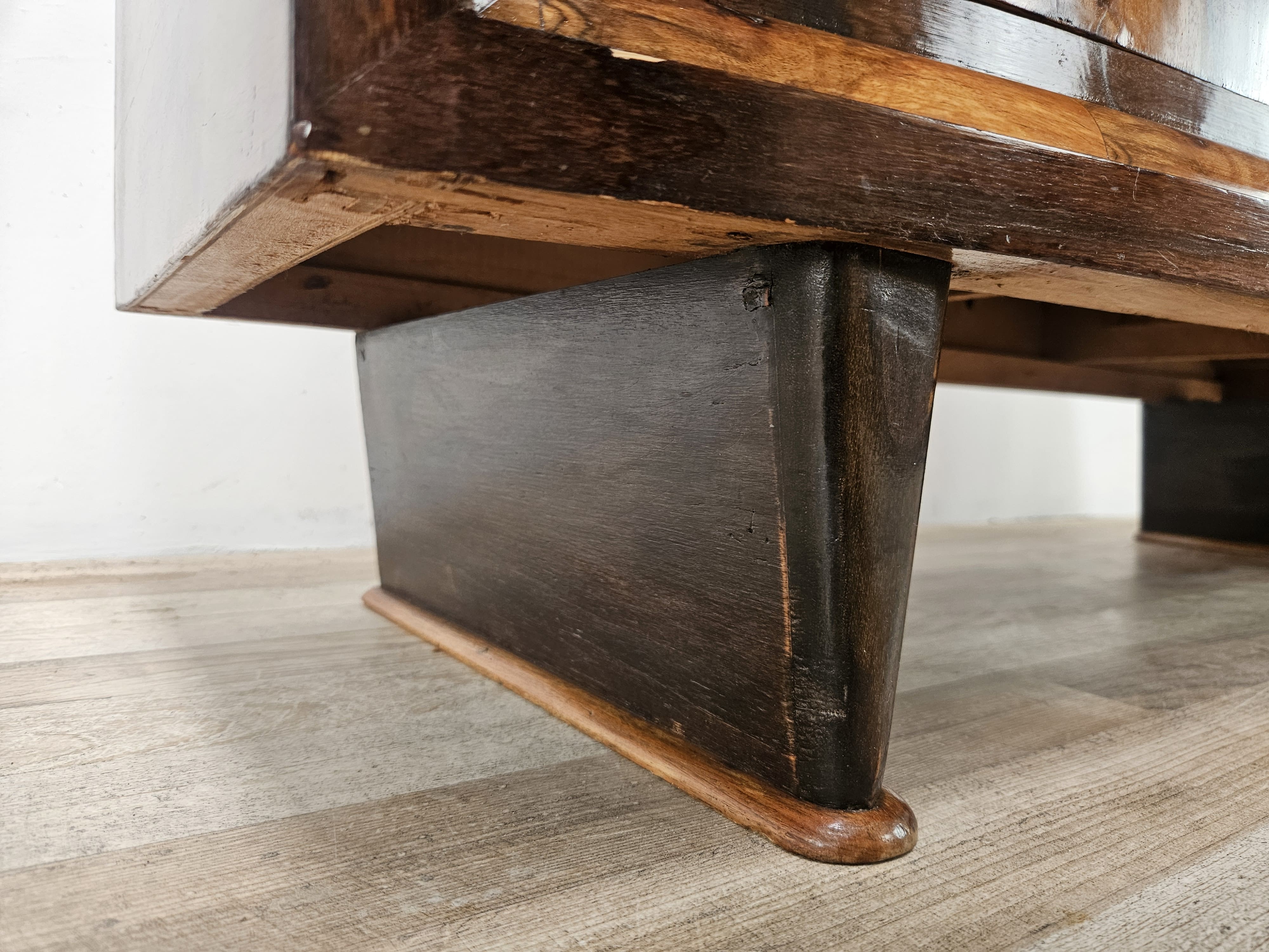 Tuscan Art Decò dressing table from the 1940s in walnut burl
