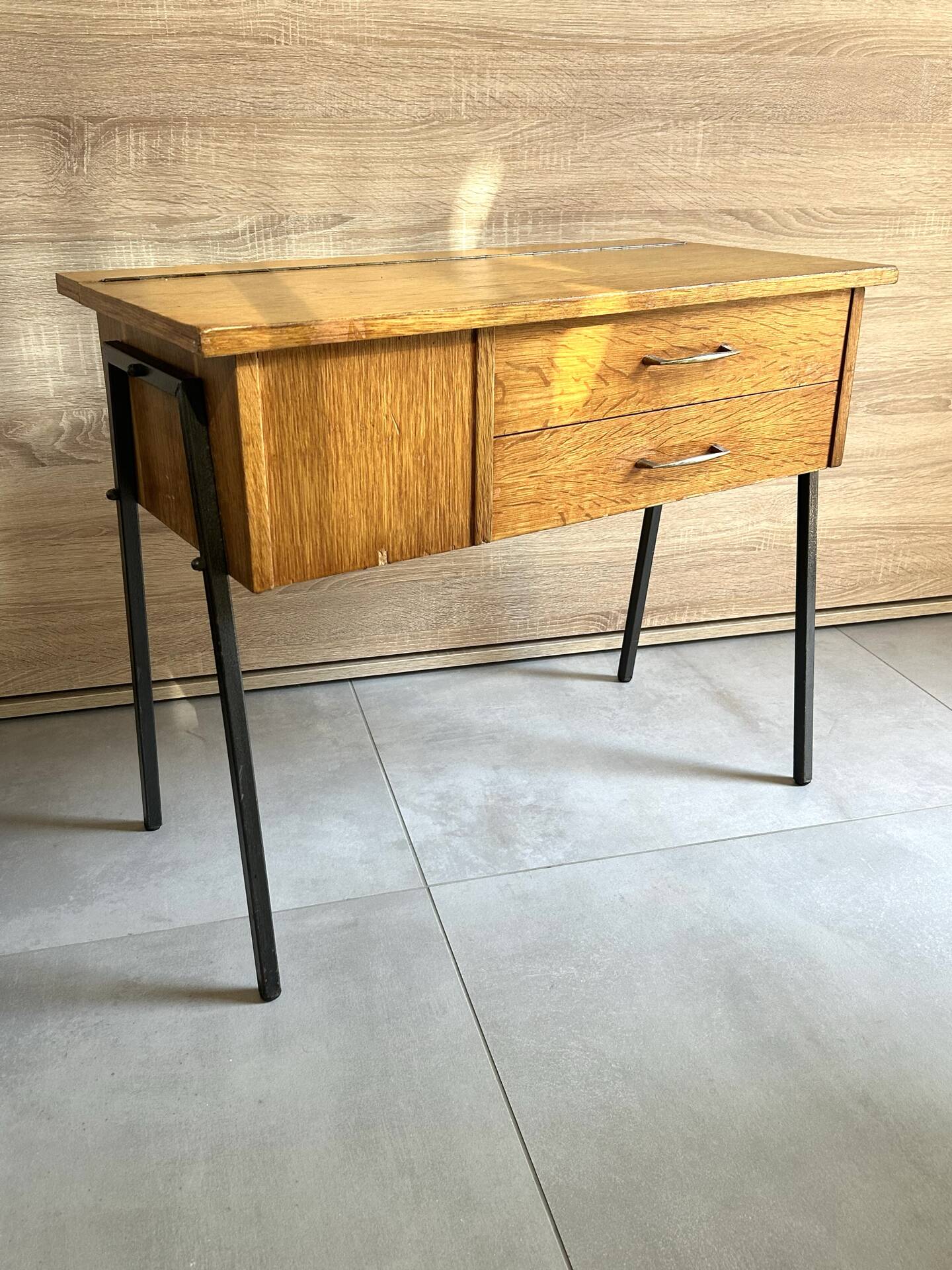 Vintage 1950s sewing machine with blonde oak veneer.
