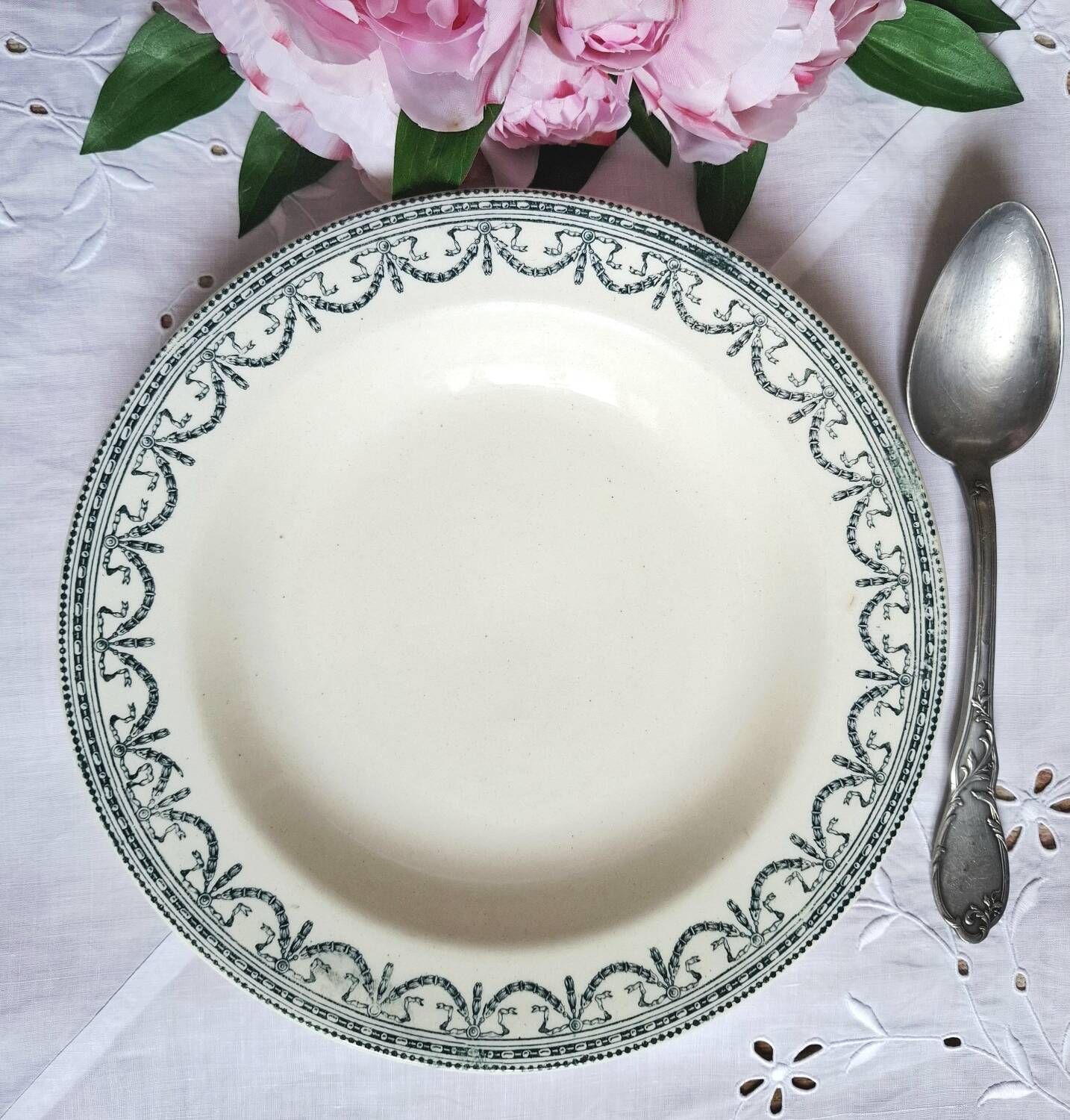 Antique deep plates in ironstone with a soup tureen.