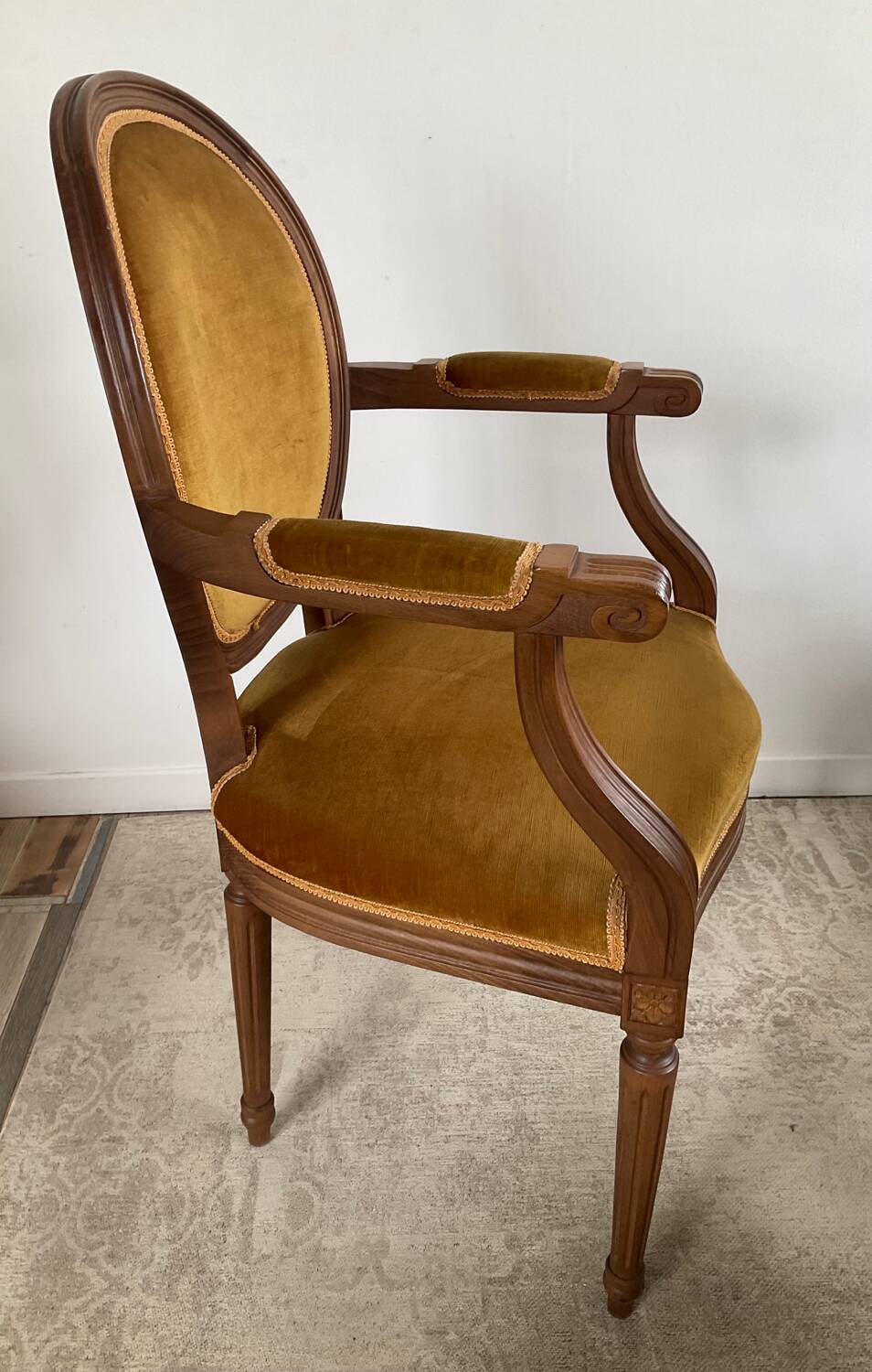 Paire de fauteuils médaillon en bois et velours