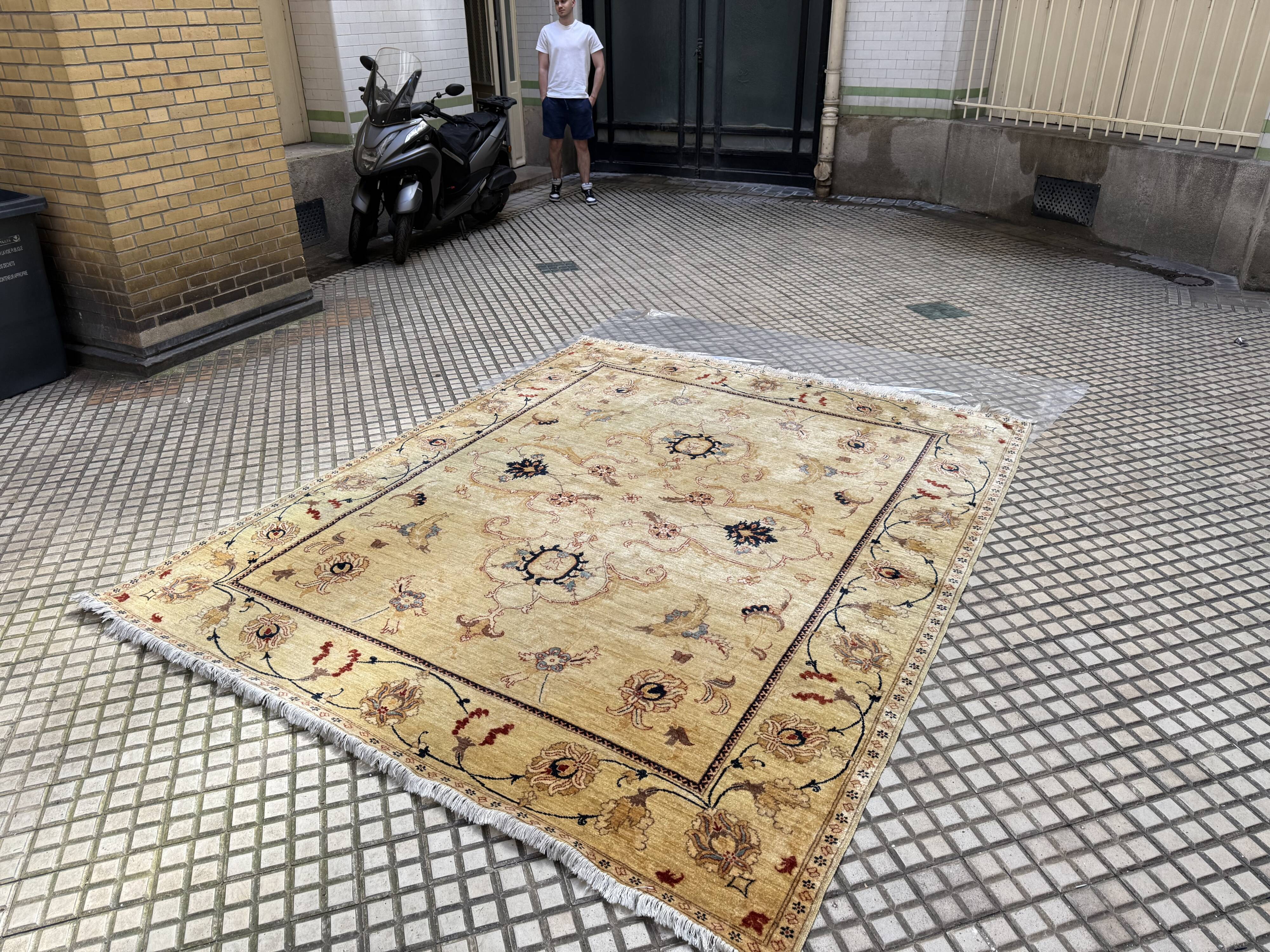 Tapis d’Orient noué main en laine, 287 × 237 cm