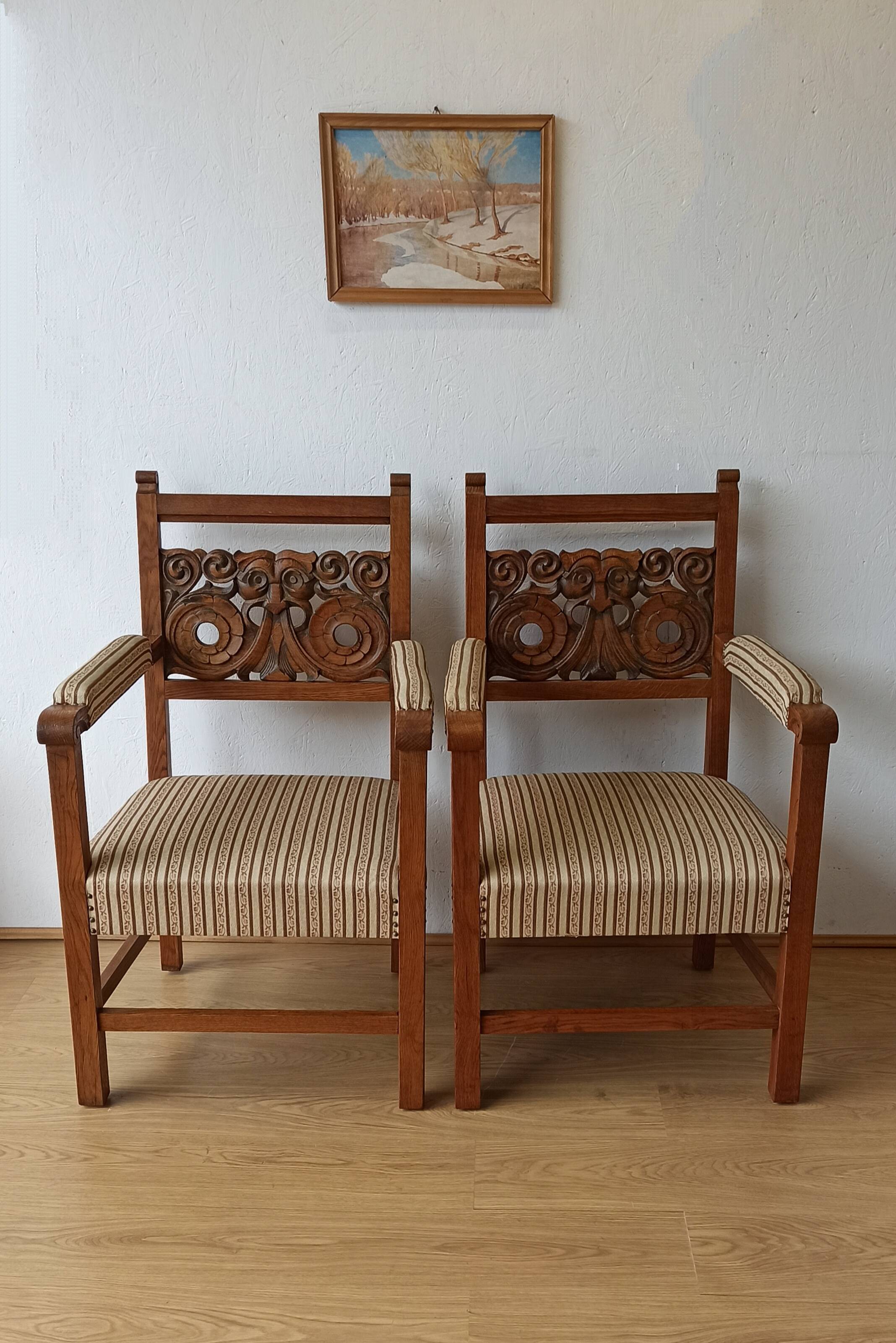 Pair of thrones vintage incredible chairs.