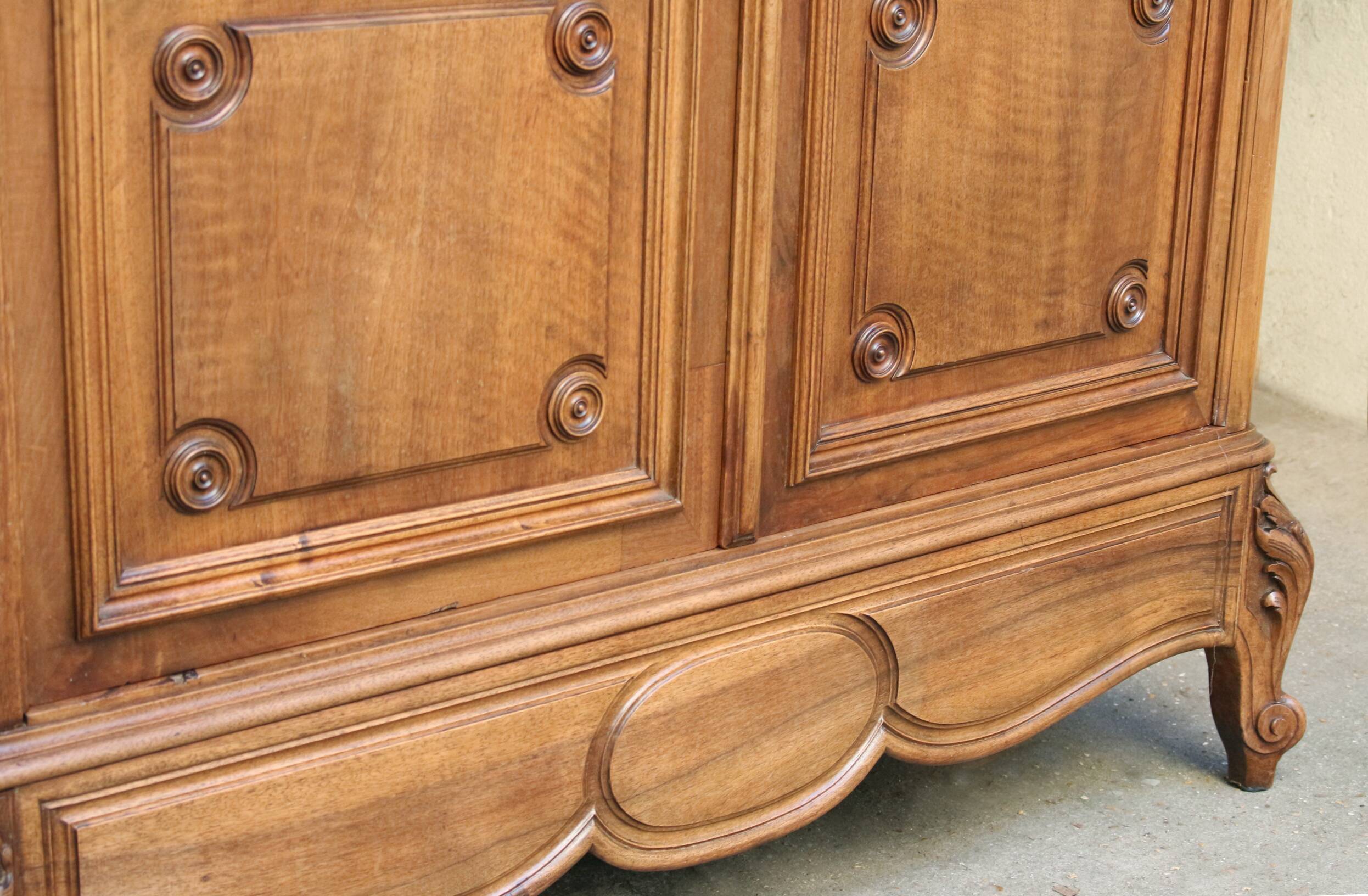 Armoire en noyer vers 1880