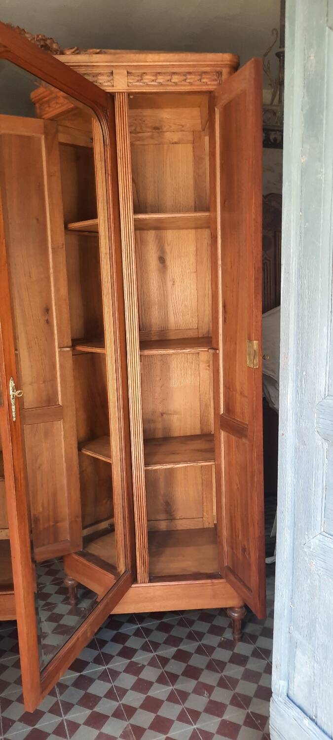 Armoire style louis XVI