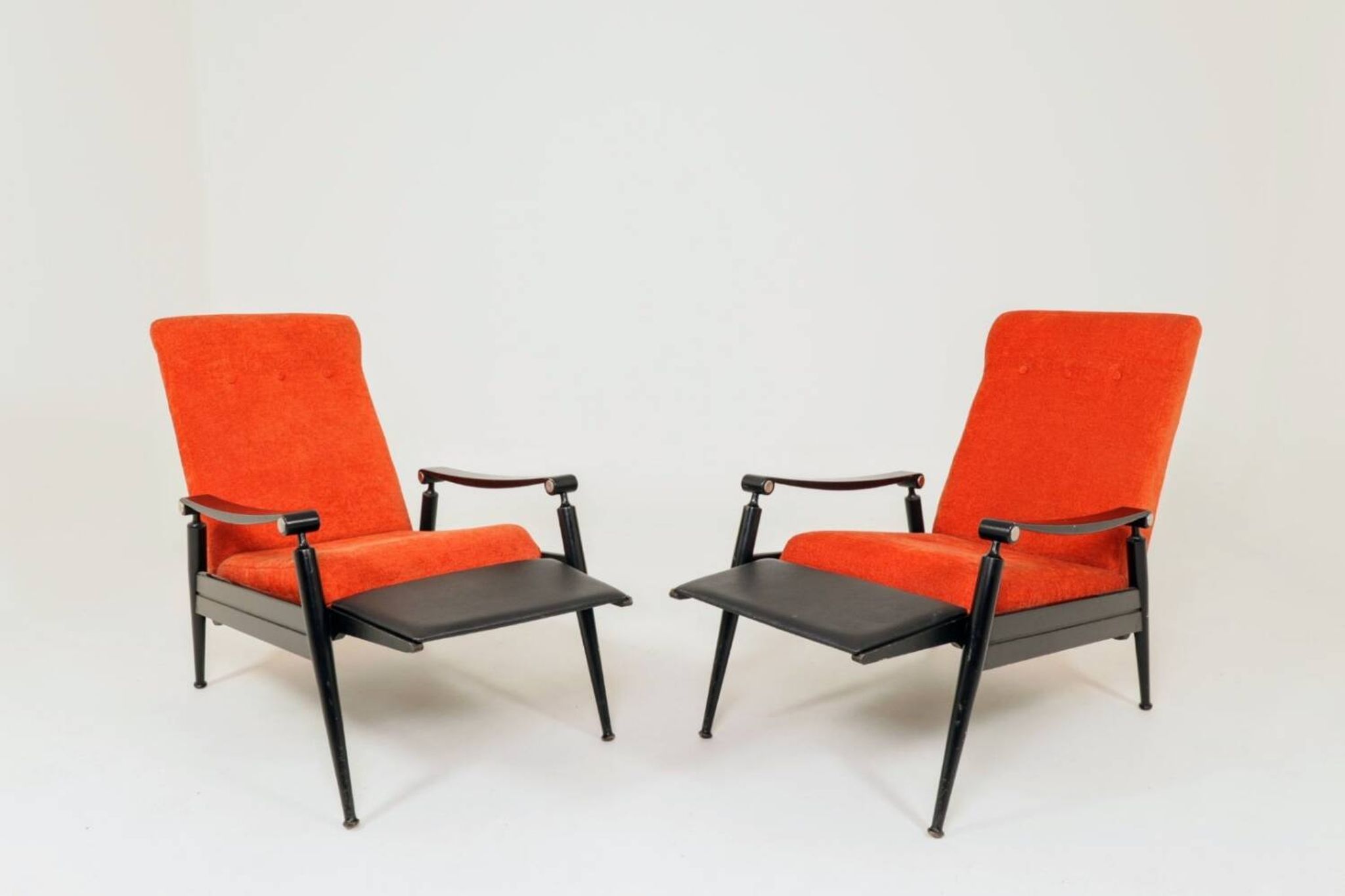 Pair of vintage armchairs in burnt orange, MCM design from the 1960s.