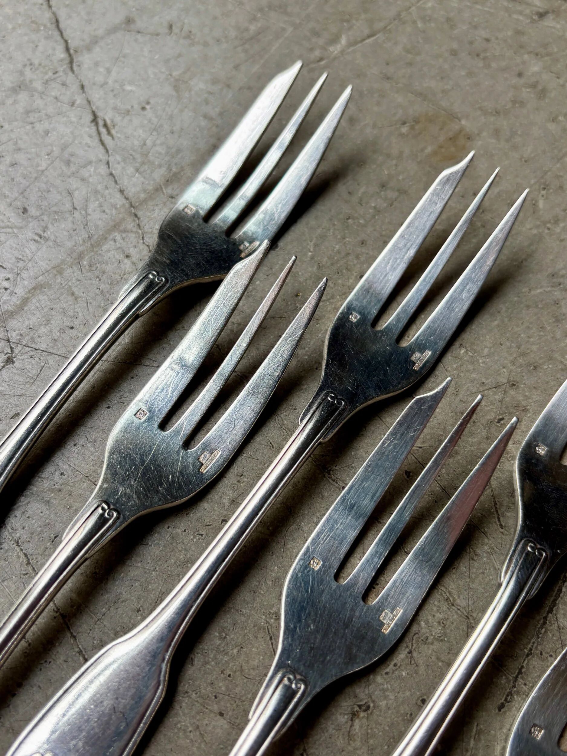6 dessert forks, Christofle pie in silver-plated metal, shell decoration.