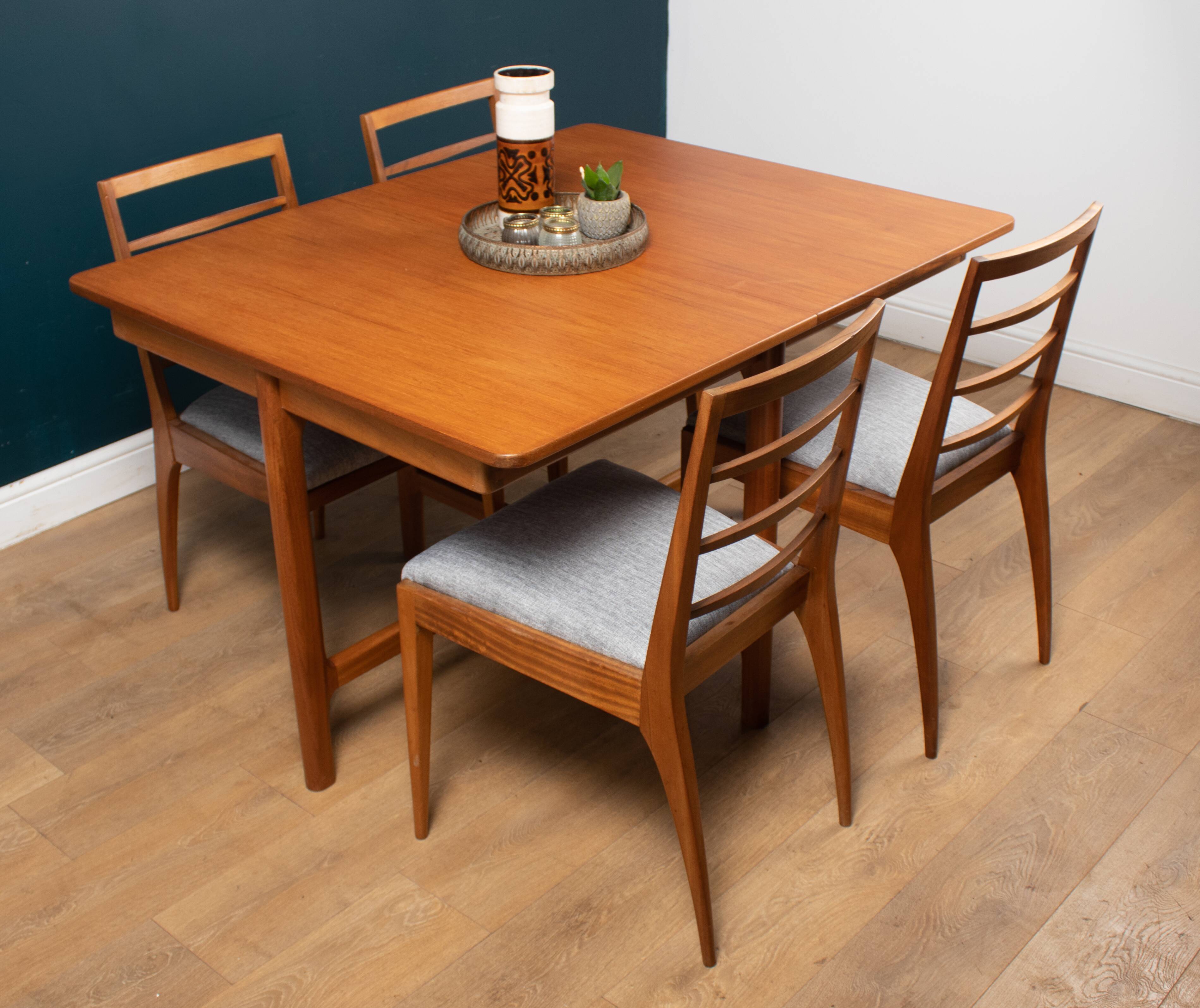 Table et 4 chaises par Tom Robertson pour Mcintosh de Kirkcaldy
