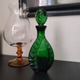 Carafe vintage verte en verre ciselé