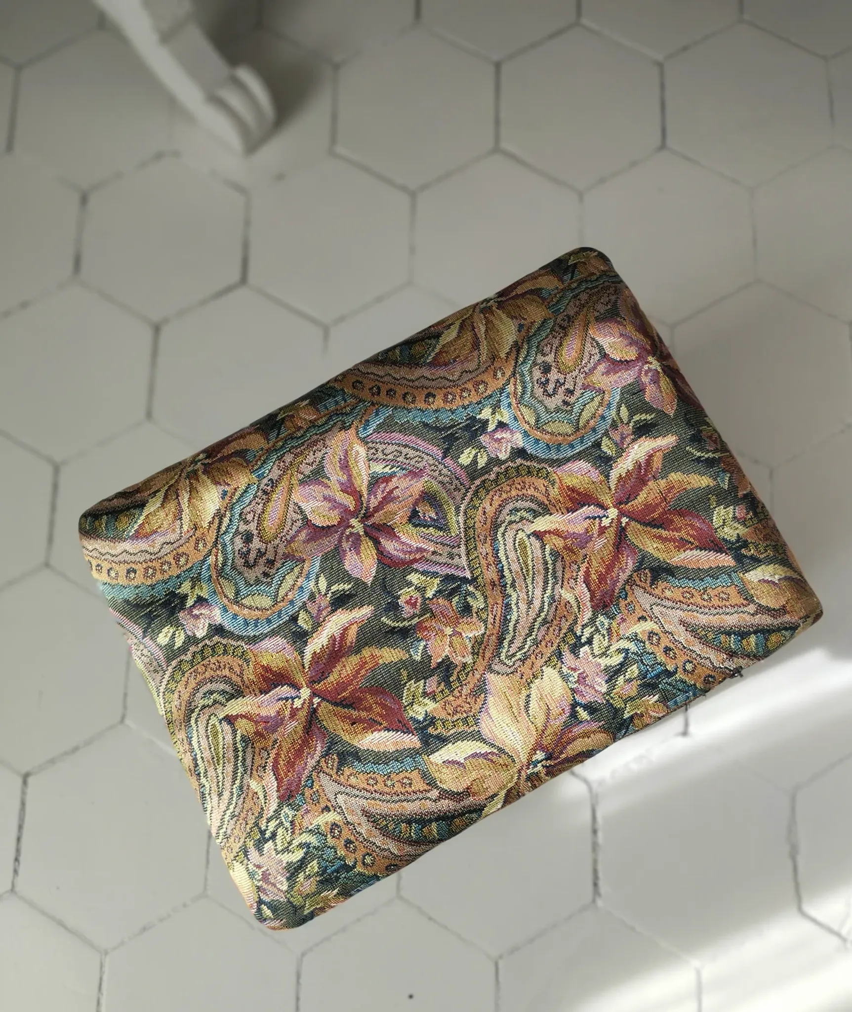 Petit ottoman repose-pied tapisserie vintage.