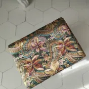 Petit ottoman repose-pied tapisserie vintage.