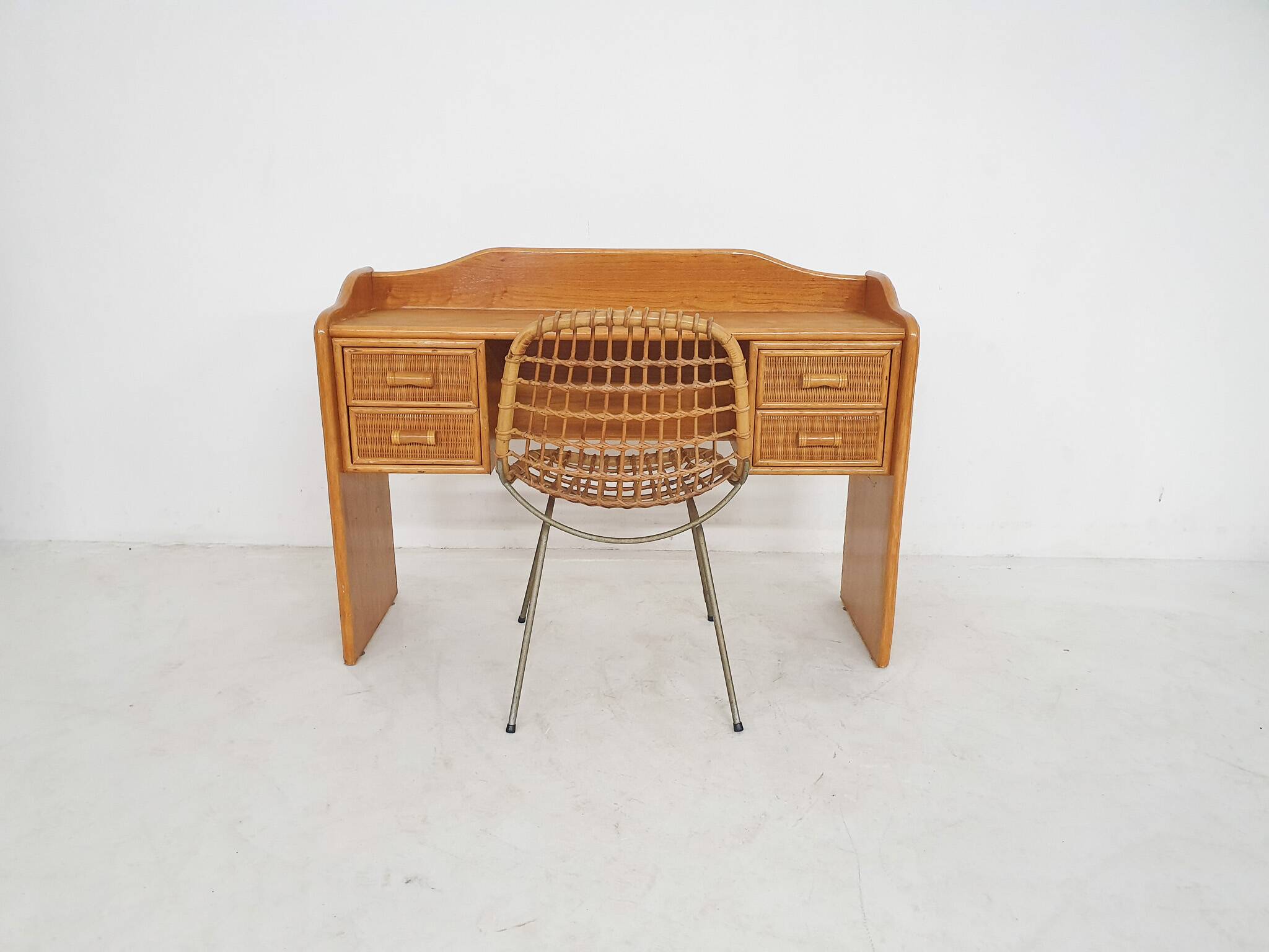 Coiffeuse ou bureau en rotin des années 70, Pays-Bas