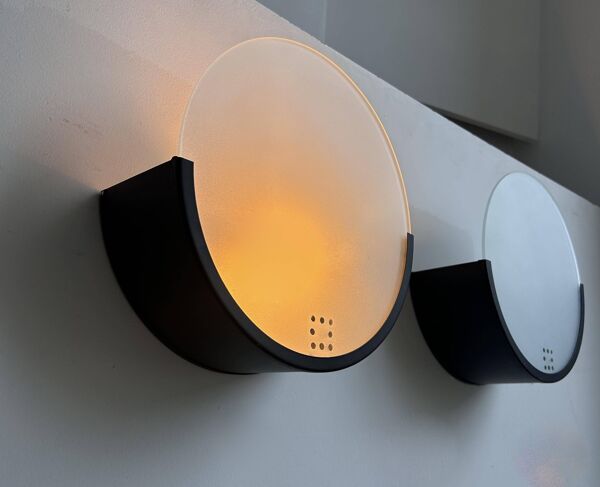 Paire d'applique vintage géométrique, métal noir et verre sablée, Delmas France 1970