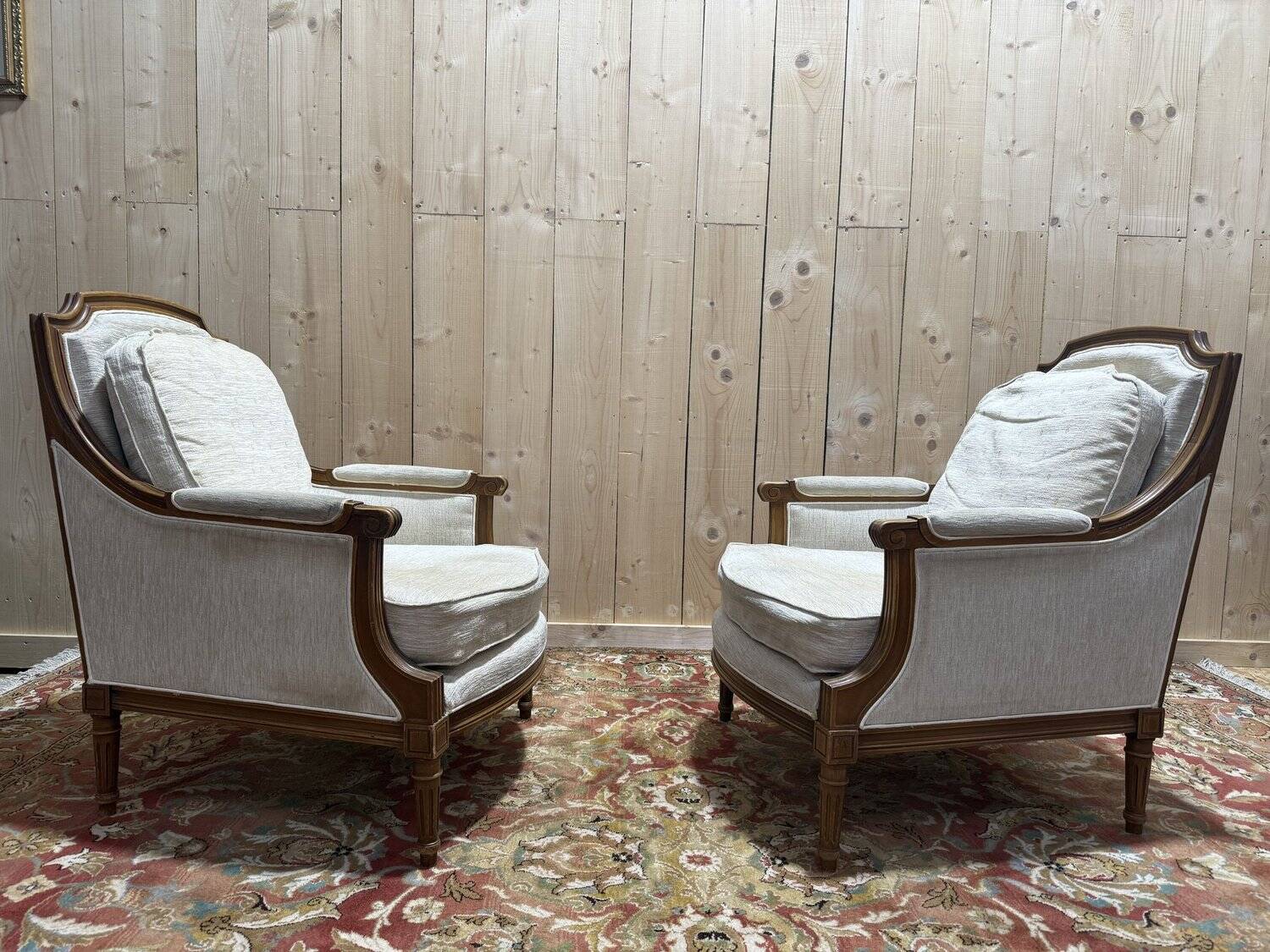 Paire de fauteuil / bergères de style Louis XVI beige