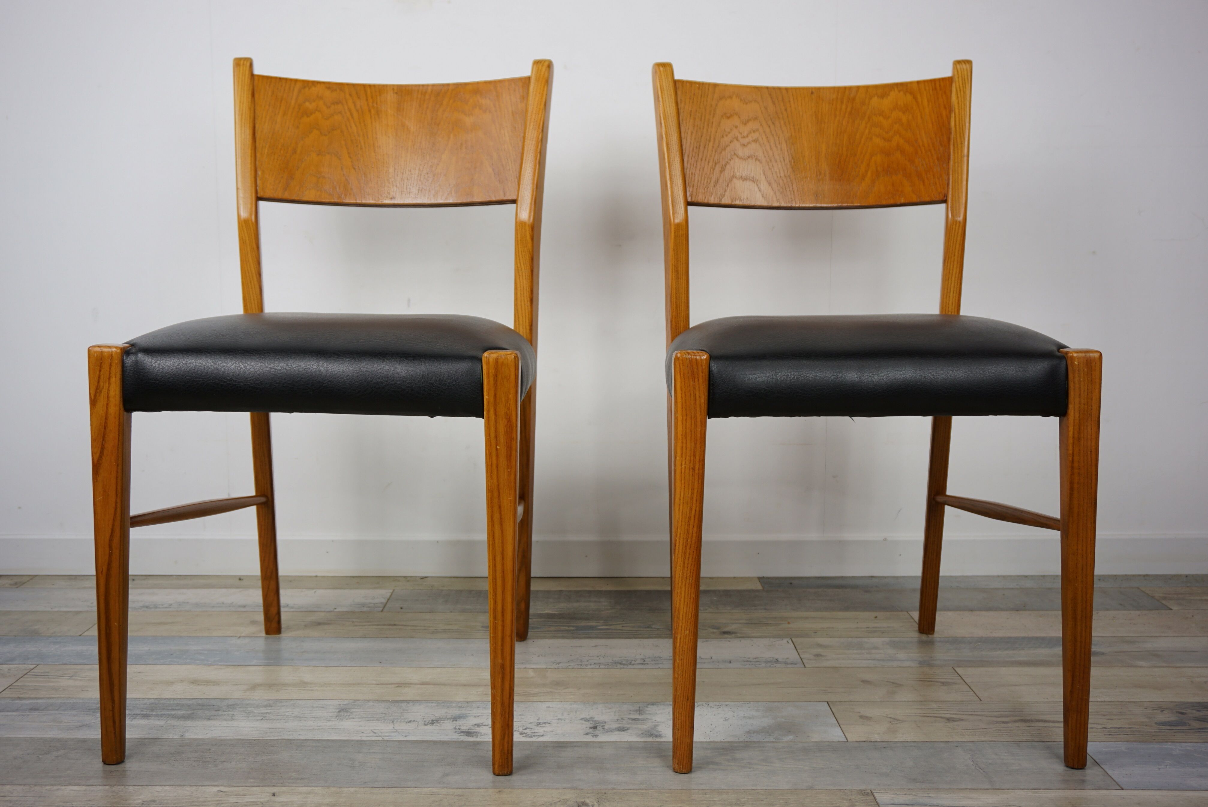 Wooden oval table and 6 matching chairs 60