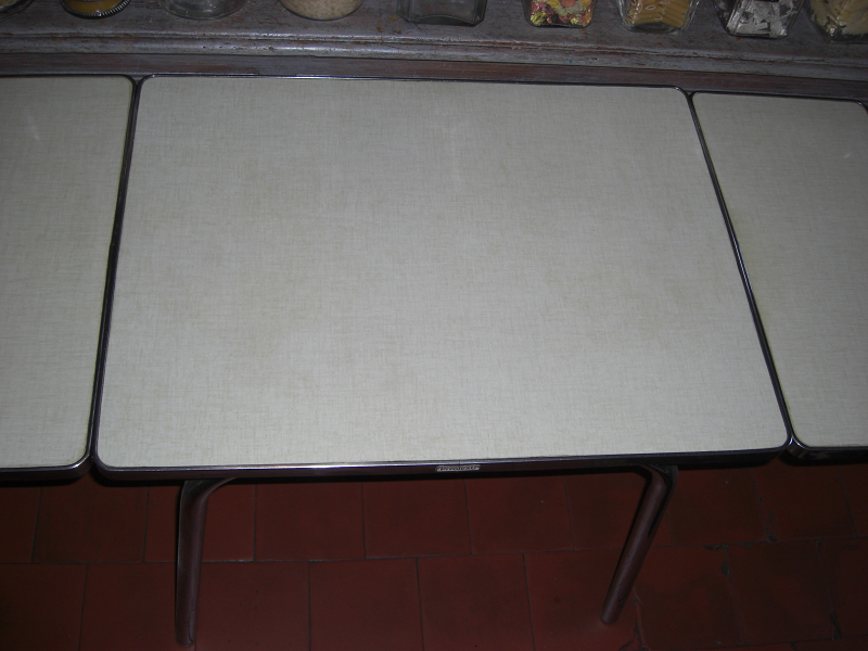 Pivoteau in formica kitchen set