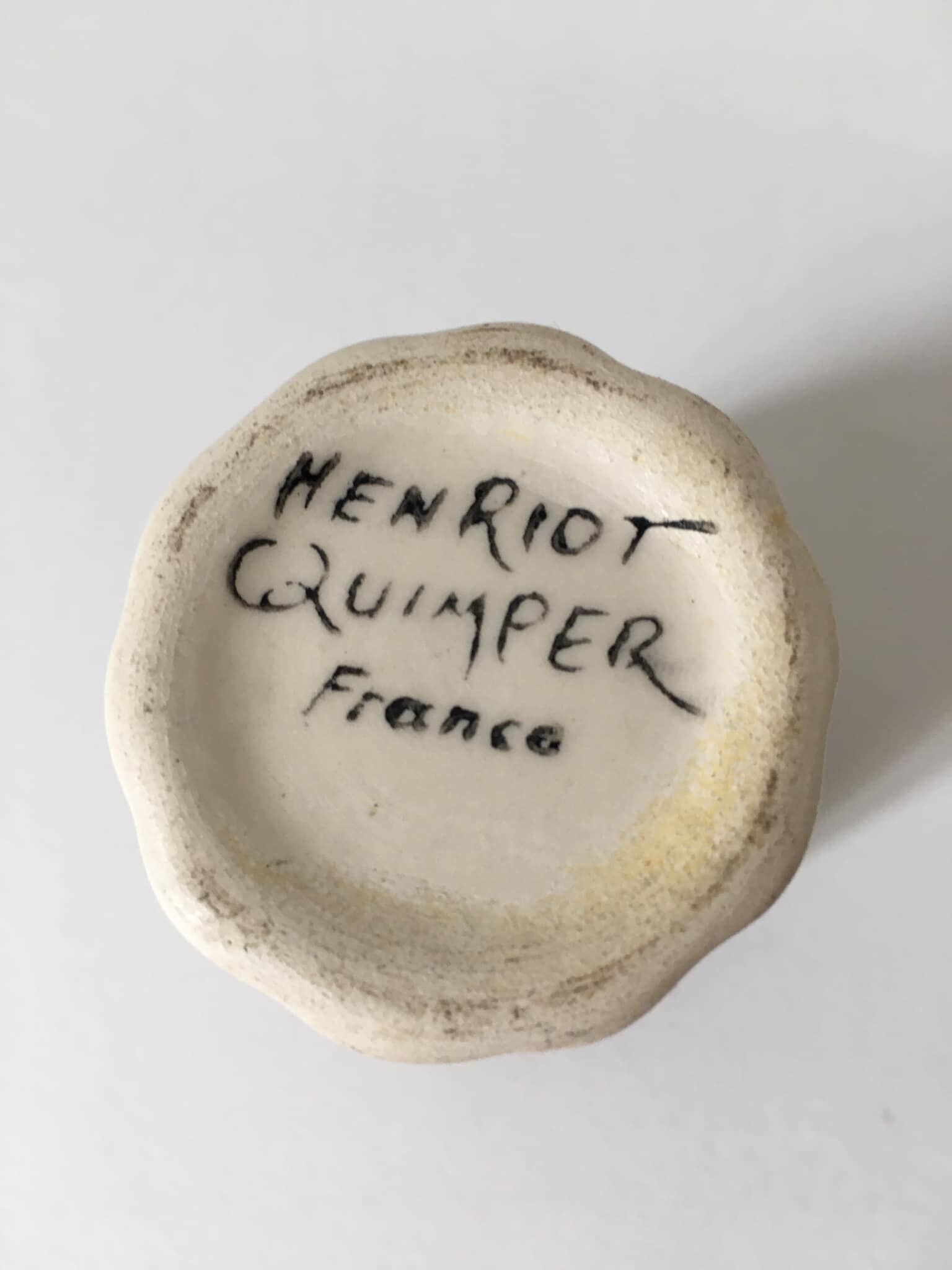 4 coquetiers dépareillés en porcelaine (3 signés : Henriot Quimper, JR Sarlat, et Alain Blanchard)