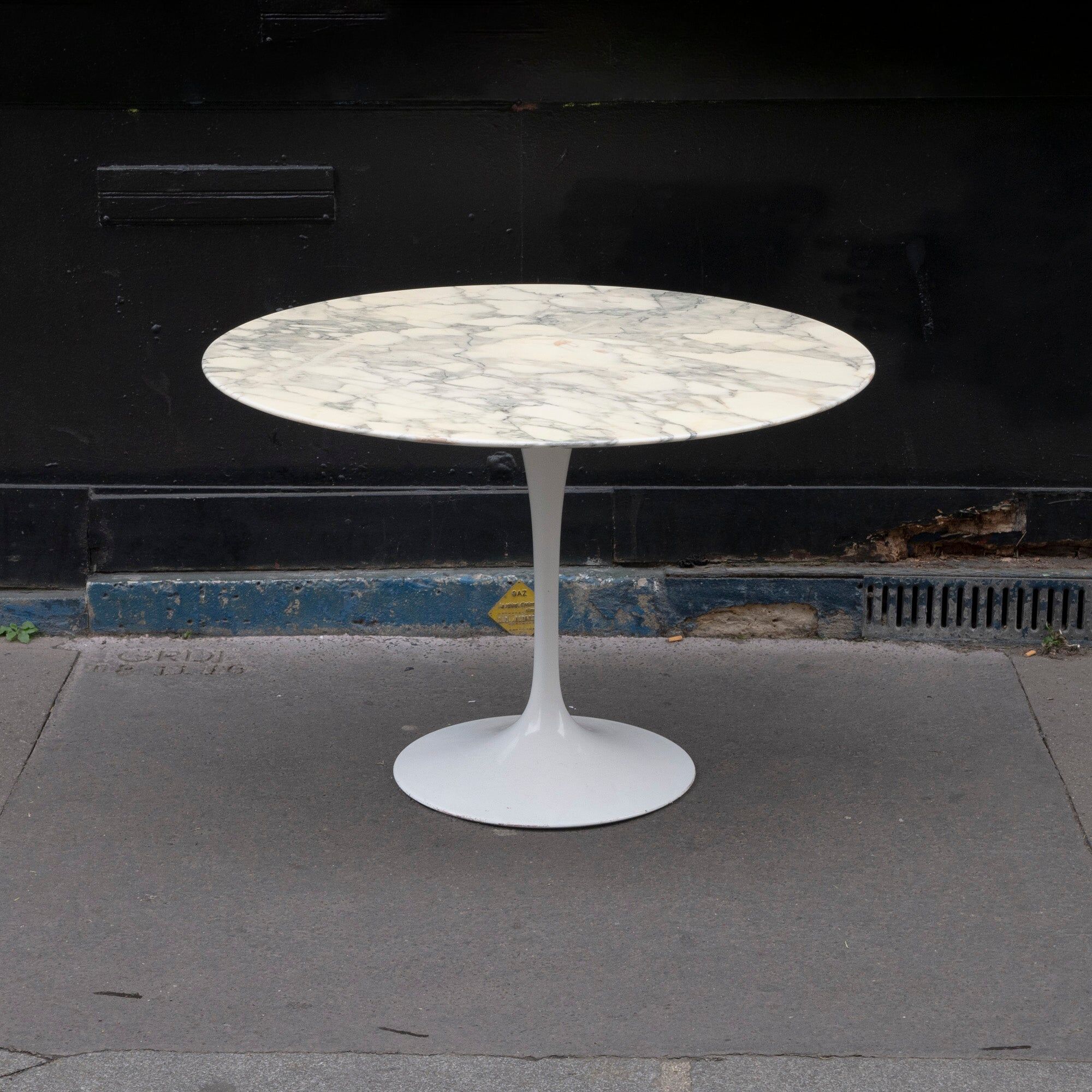 Round table Tulip in Calacatta marble by Eero Saarinen - Ø 107 cm - Knoll