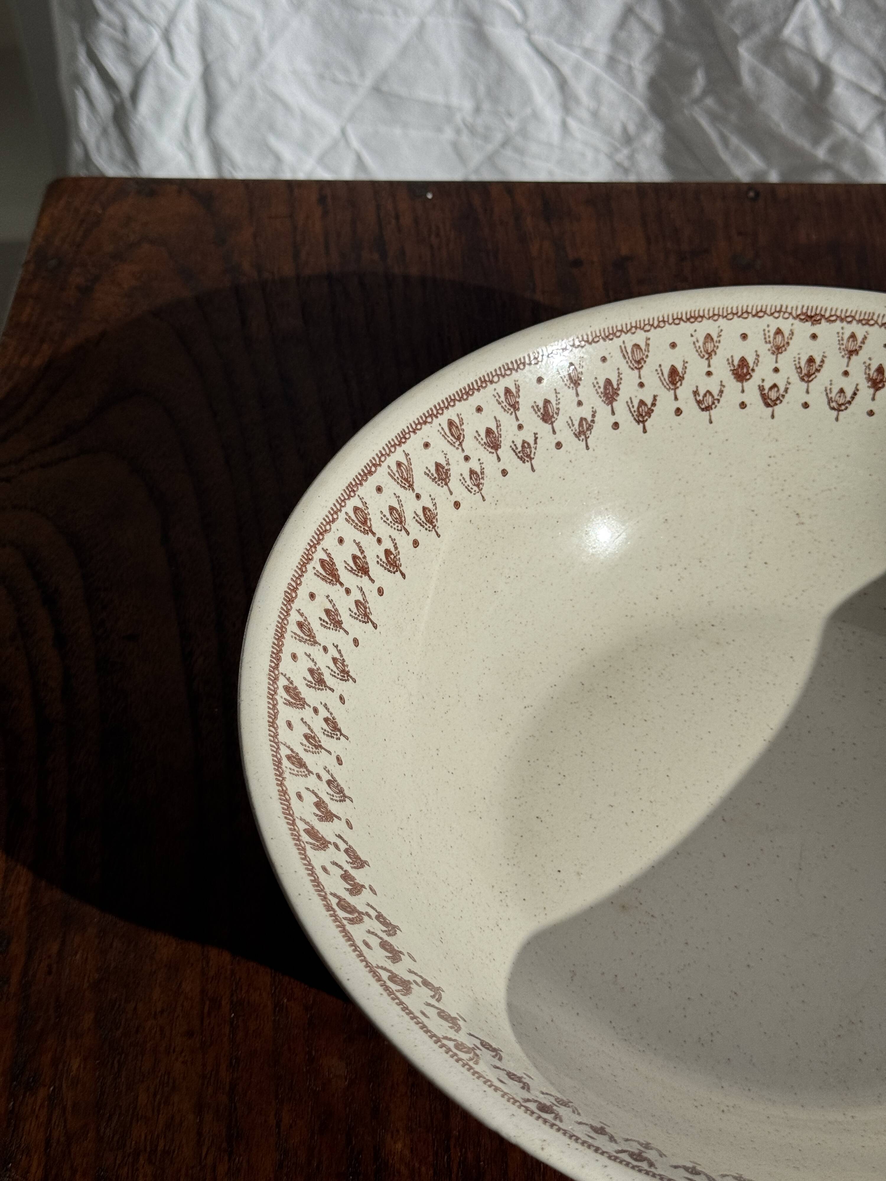 Set of a salad bowl and a vintage brown circular dish D28.