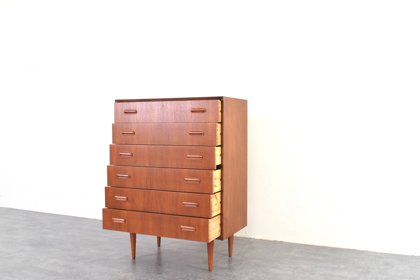 Commode en teck danois des années 1960.