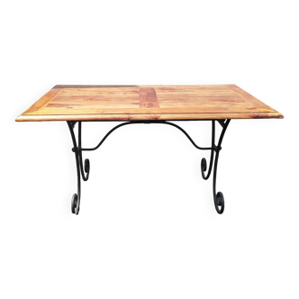 Table en bois massif et fer forgé