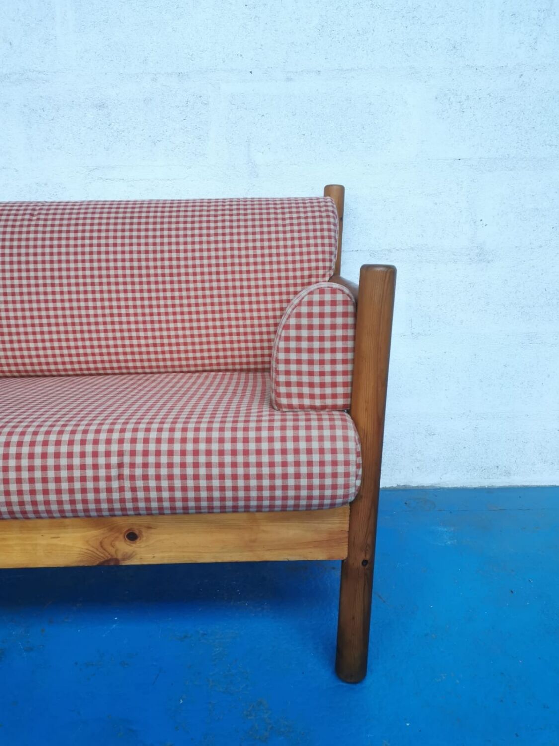 Bench in pine and gingham fabrics