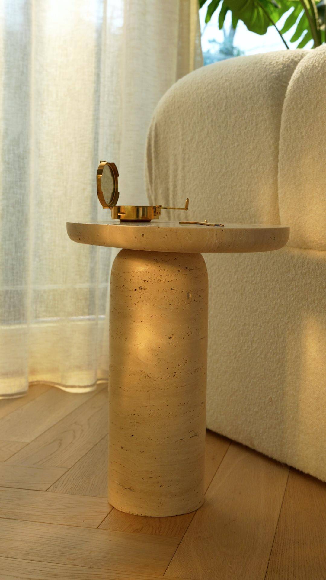 "Table d'appoint en travertin "Bold